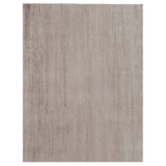 Rug 
Kilim è un tappeto moderno sovradimensionato a righe marroni, bianche e beige.