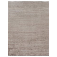 Rug 
Kilim è un tappeto moderno sovradimensionato a righe marroni, bianche e beige.