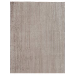 Rug 
Kilim è un tappeto moderno sovradimensionato a righe marroni, bianche e beige.