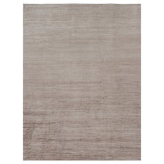 Rug 
Kilim è un tappeto moderno sovradimensionato a righe marroni, bianche e beige.