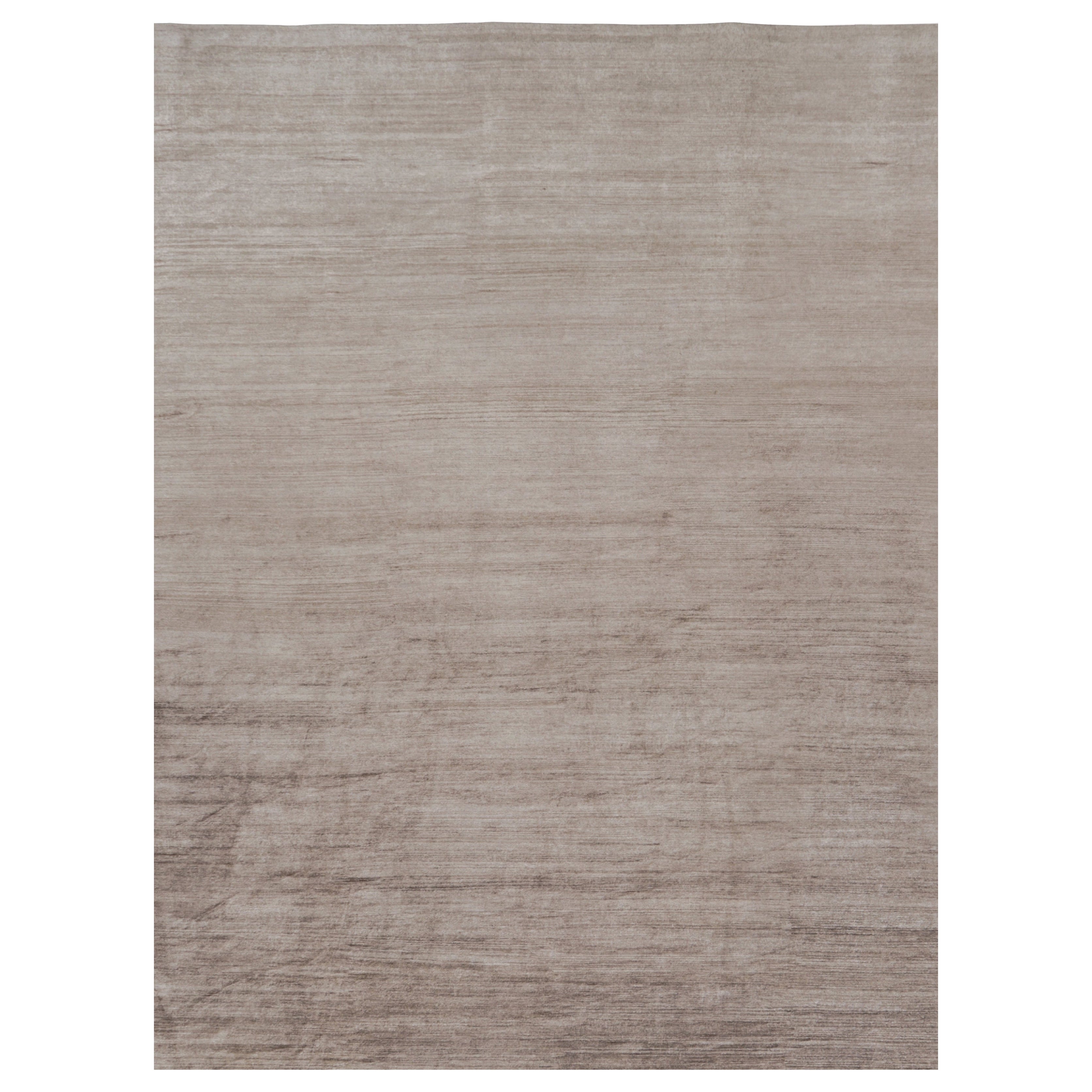 Rug 
Kilim è un tappeto moderno sovradimensionato a righe marroni, bianche e beige.