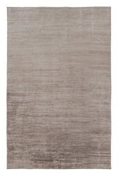 Rug 
Kilim è un tappeto moderno sovradimensionato a righe marroni, bianche e beige.