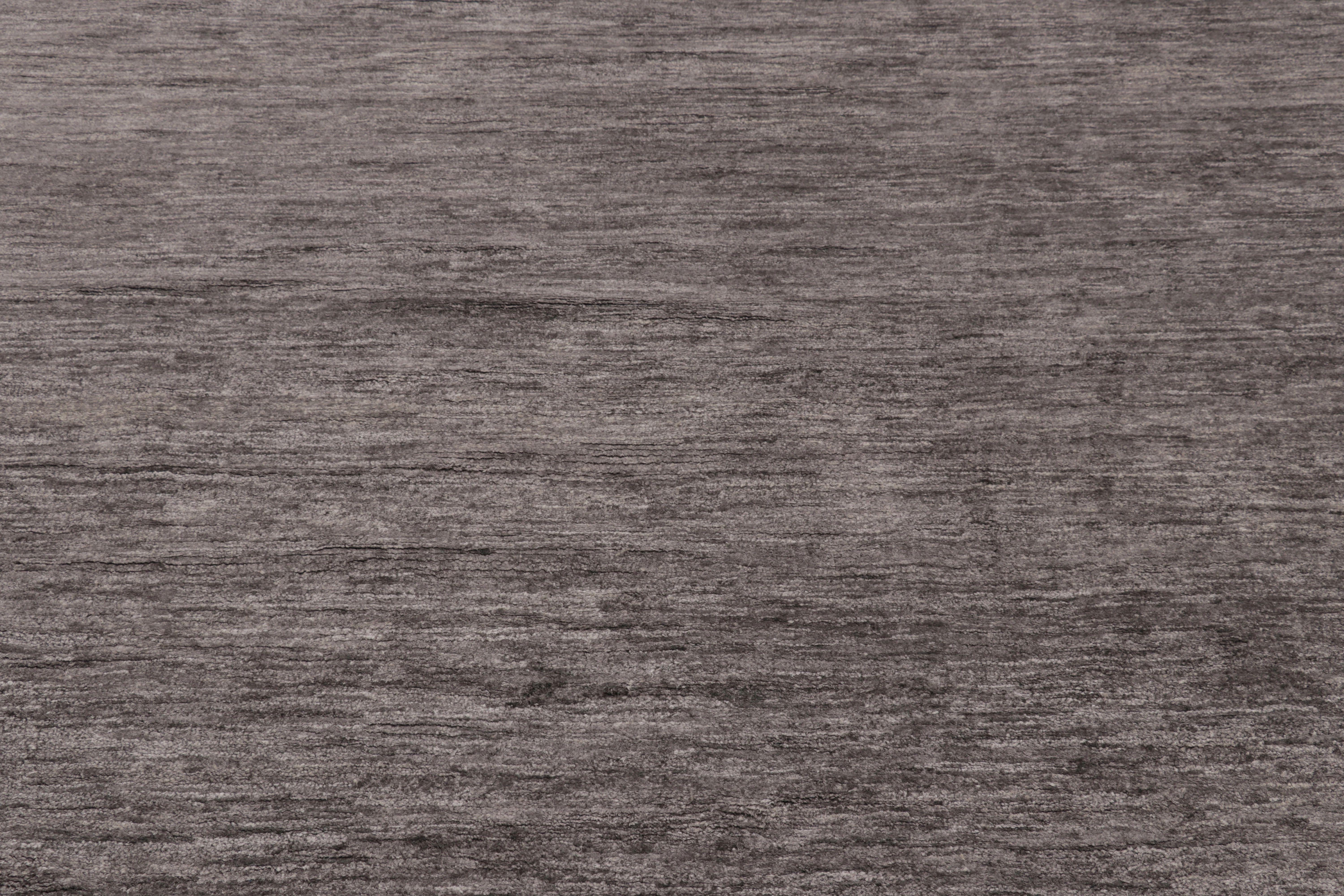 Eine 12x15 große, kühne neue Ergänzung unserer Texture of Color-Kollektion, hergestellt aus handgeknüpfter Sari-Seide und Baumwolle. 

Über das Design: 

Die Collection'S Texture of Color ist einfallsreich in Bezug auf einfarbige Teppiche. Dieses