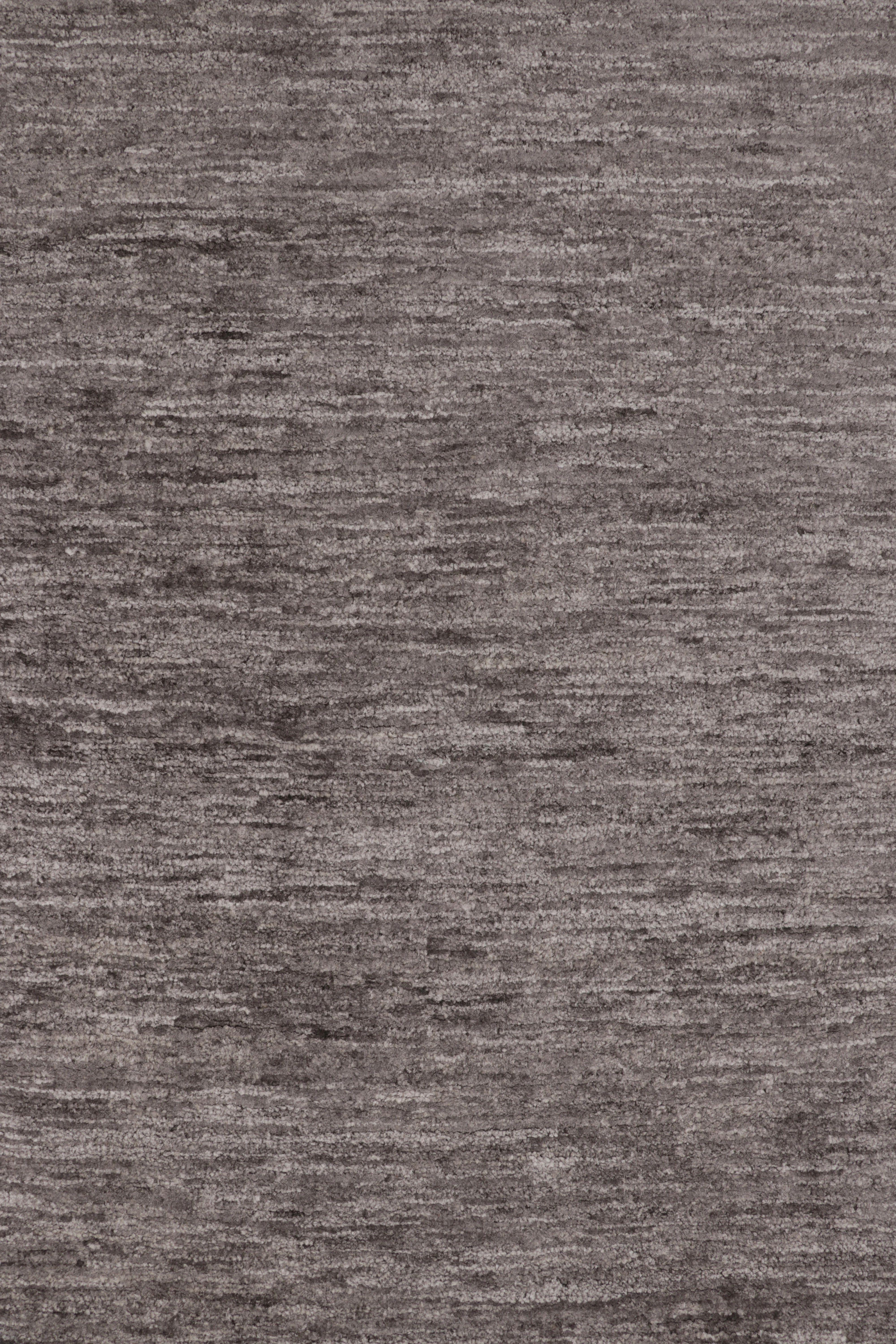 Rug & Kilim's übergroßer moderner Strukturteppich in Grau und Weiß gestreift (Moderne) im Angebot