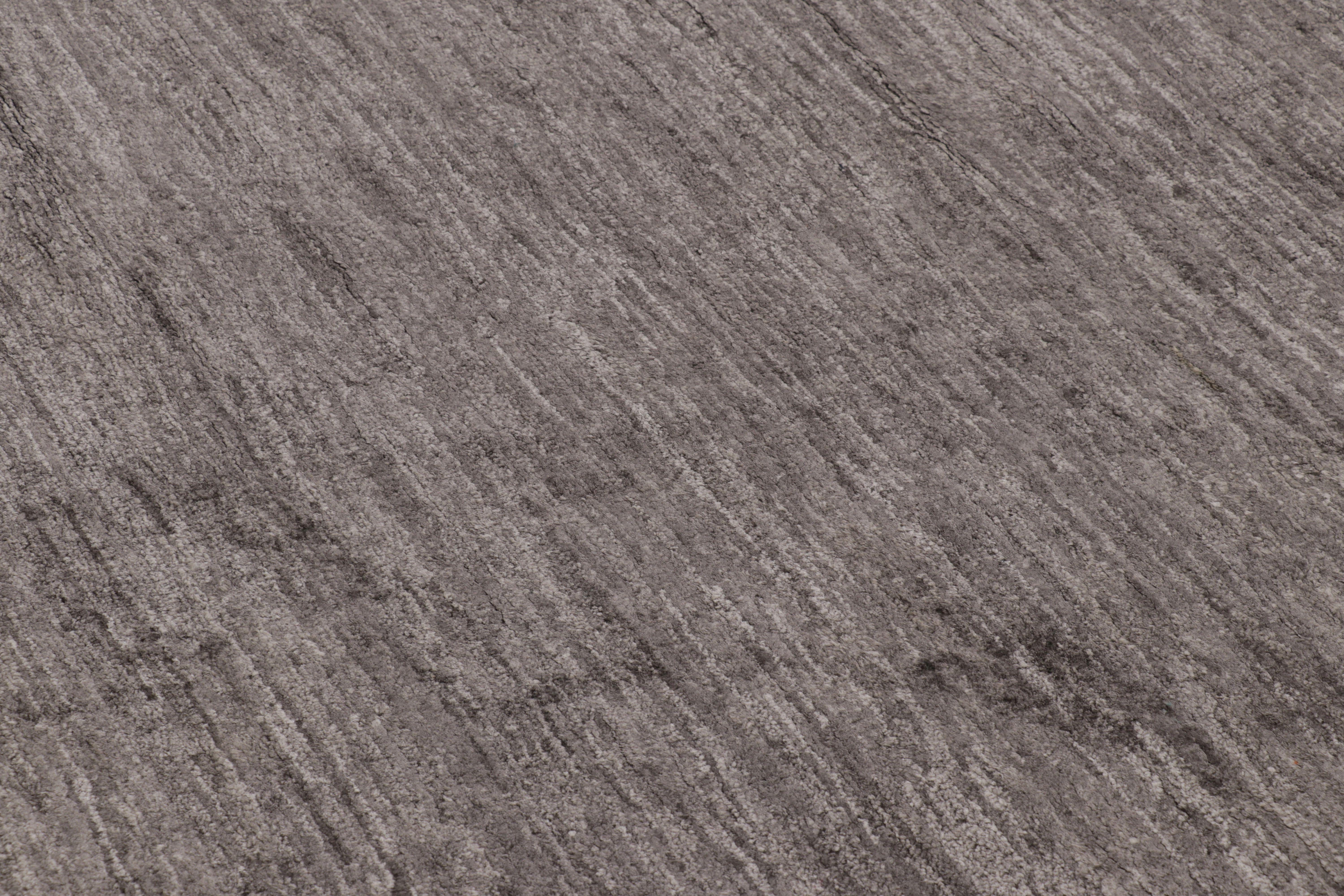 Rug & Kilim's übergroßer moderner Strukturteppich in Grau und Weiß gestreift (Indisch) im Angebot