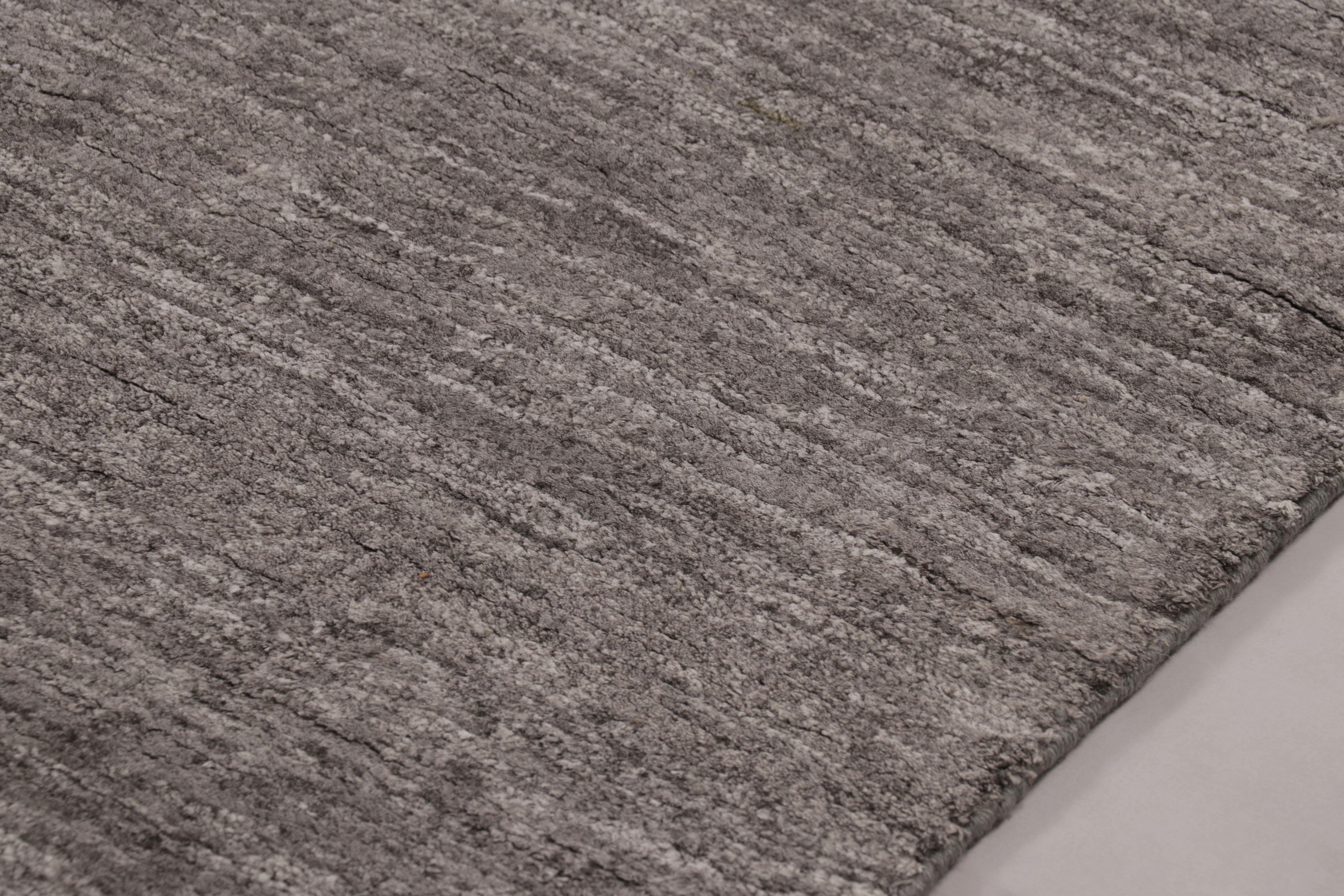 Rug & Kilim's übergroßer moderner Strukturteppich in Grau und Weiß gestreift (Handgeknüpft) im Angebot