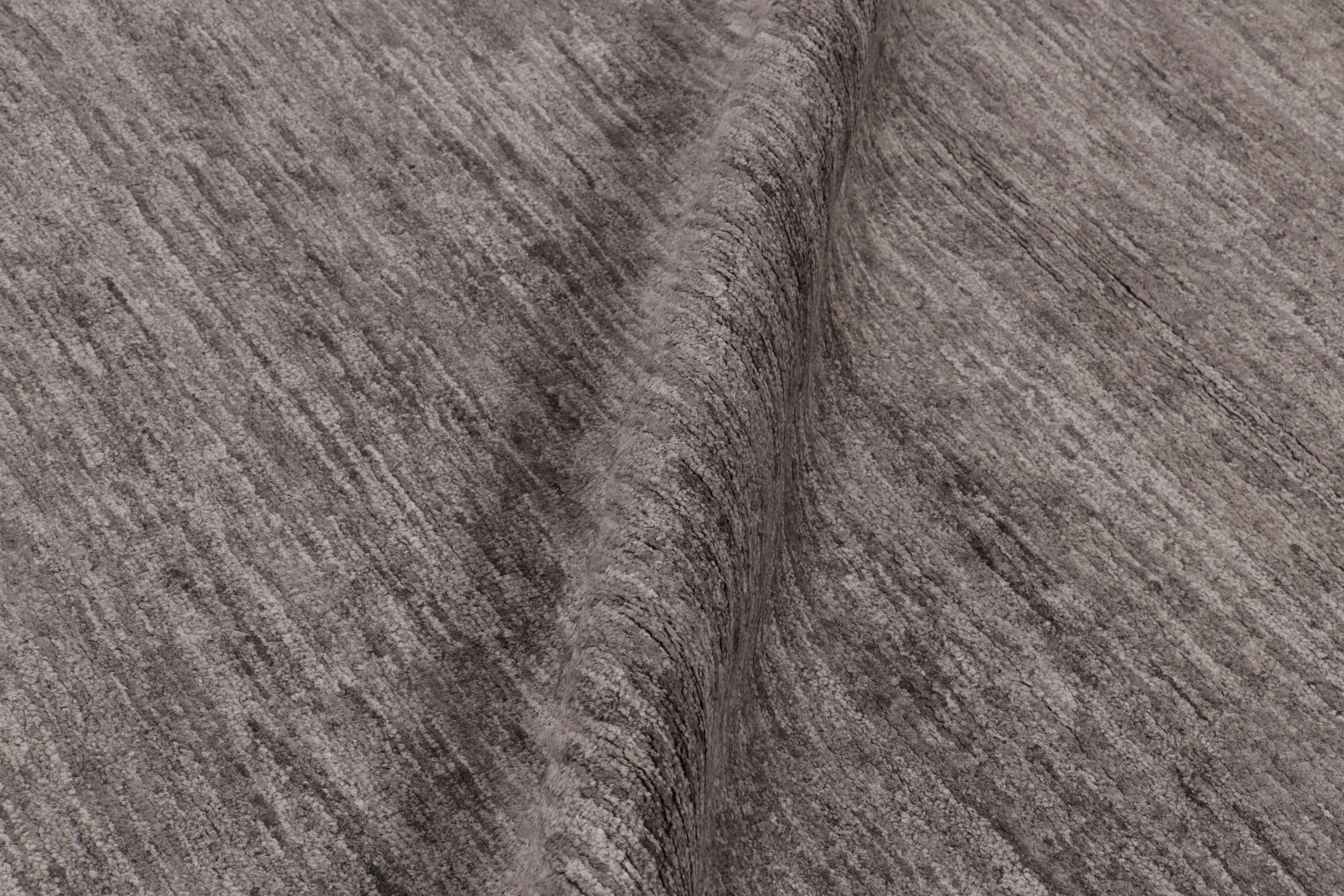 Rug & Kilim's übergroßer moderner Strukturteppich in Grau und Weiß gestreift (21. Jahrhundert und zeitgenössisch) im Angebot