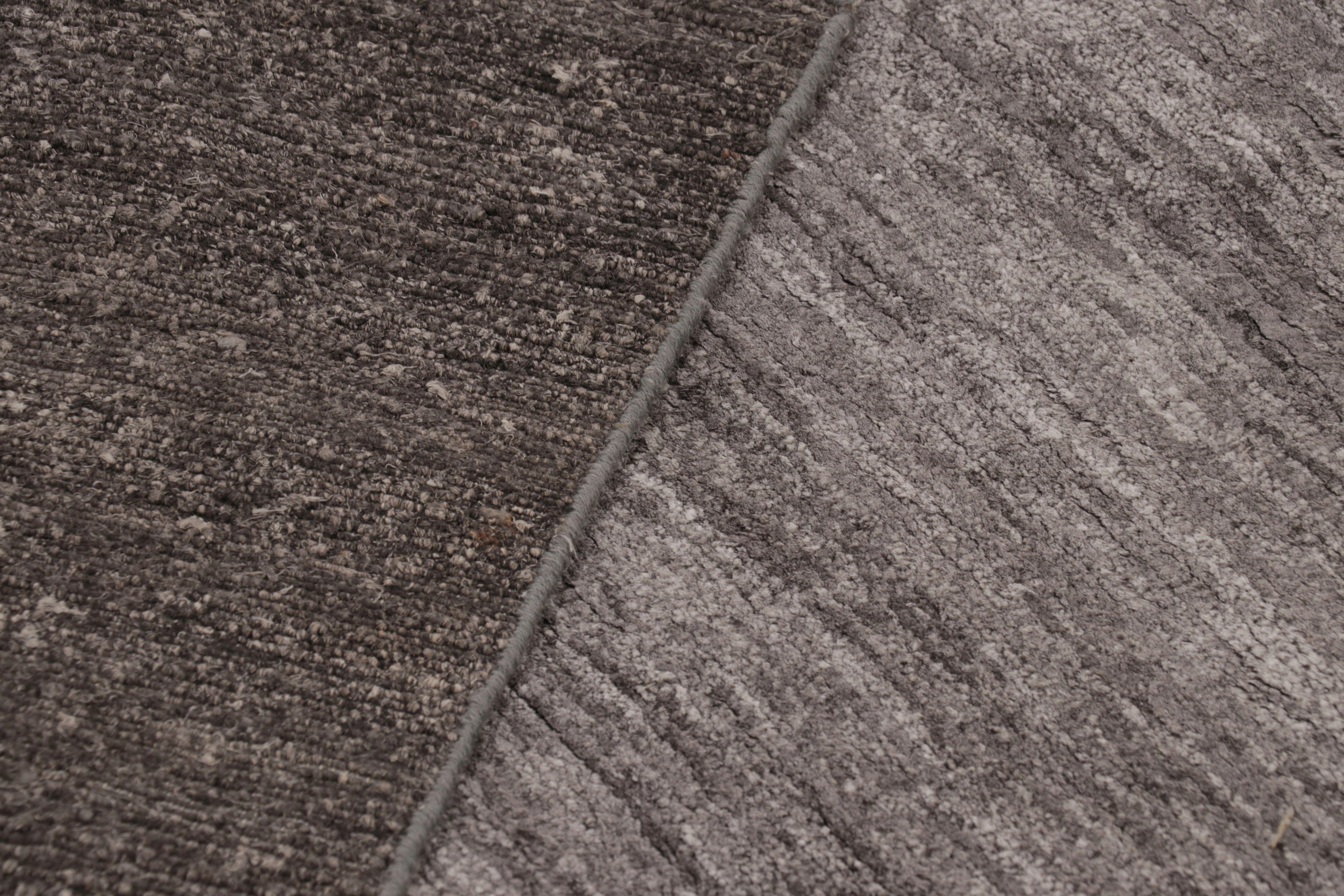 Rug & Kilim's übergroßer moderner Strukturteppich in Grau und Weiß gestreift (Baumwolle) im Angebot