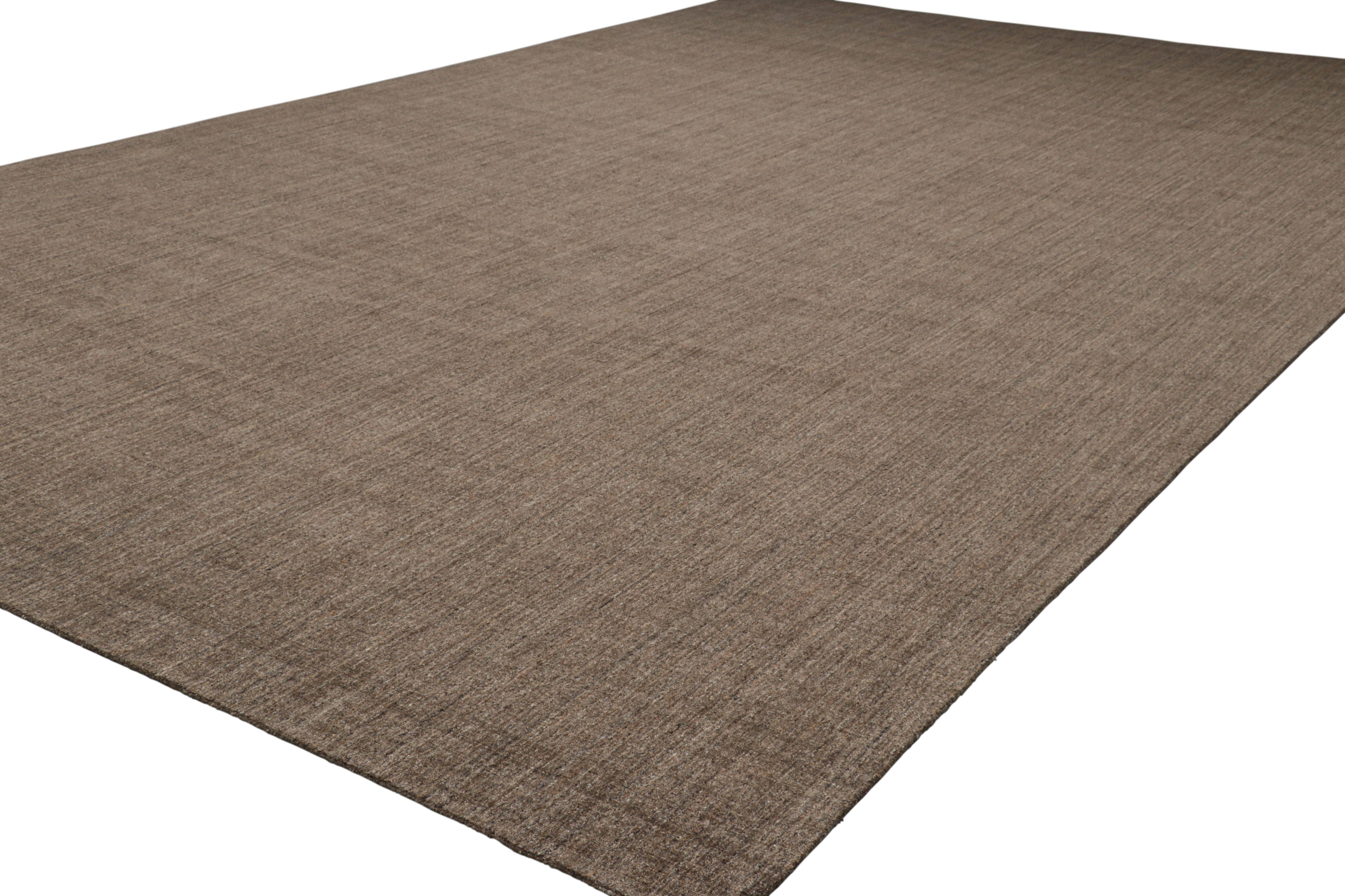 Tessuto a mano Rug & Kilim è un tappeto solido moderno e sovradimensionato con toni marroni e striature. in vendita