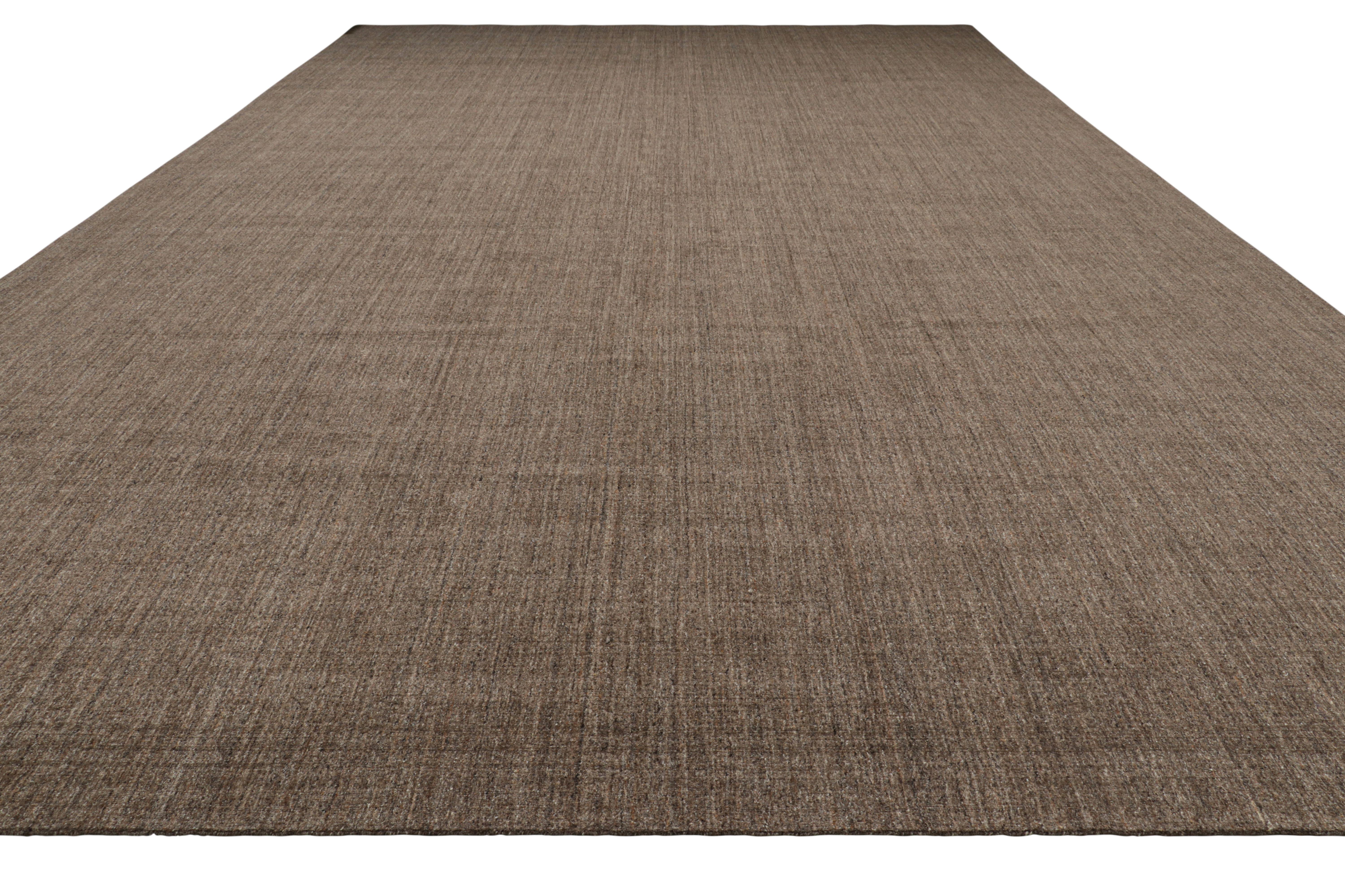 Rug & Kilim è un tappeto solido moderno e sovradimensionato con toni marroni e striature. In condizioni Nuovo in vendita a Long Island City, NY