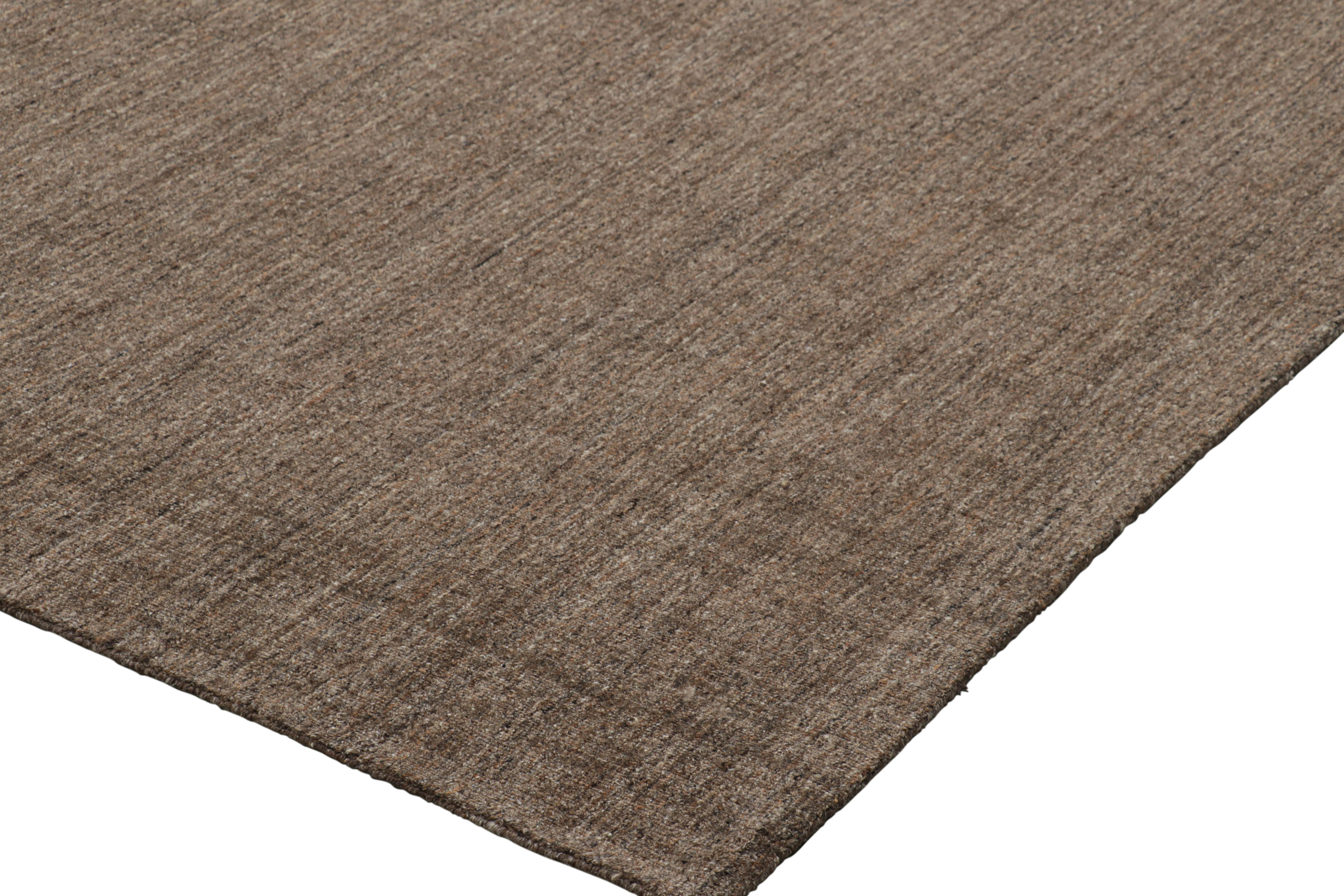 XXI secolo e contemporaneo Rug & Kilim è un tappeto solido moderno e sovradimensionato con toni marroni e striature. in vendita