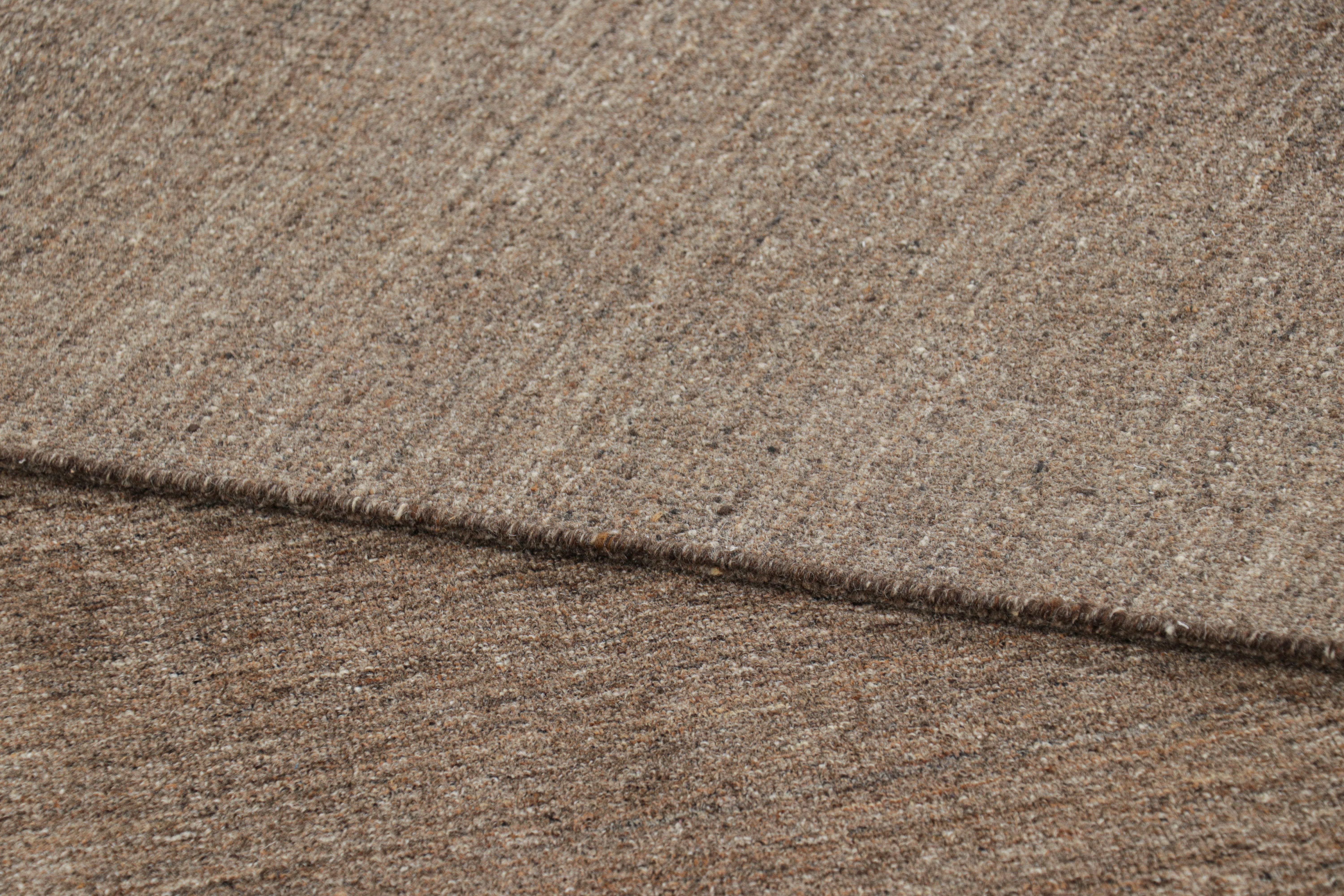 Lana Rug & Kilim è un tappeto solido moderno e sovradimensionato con toni marroni e striature. in vendita