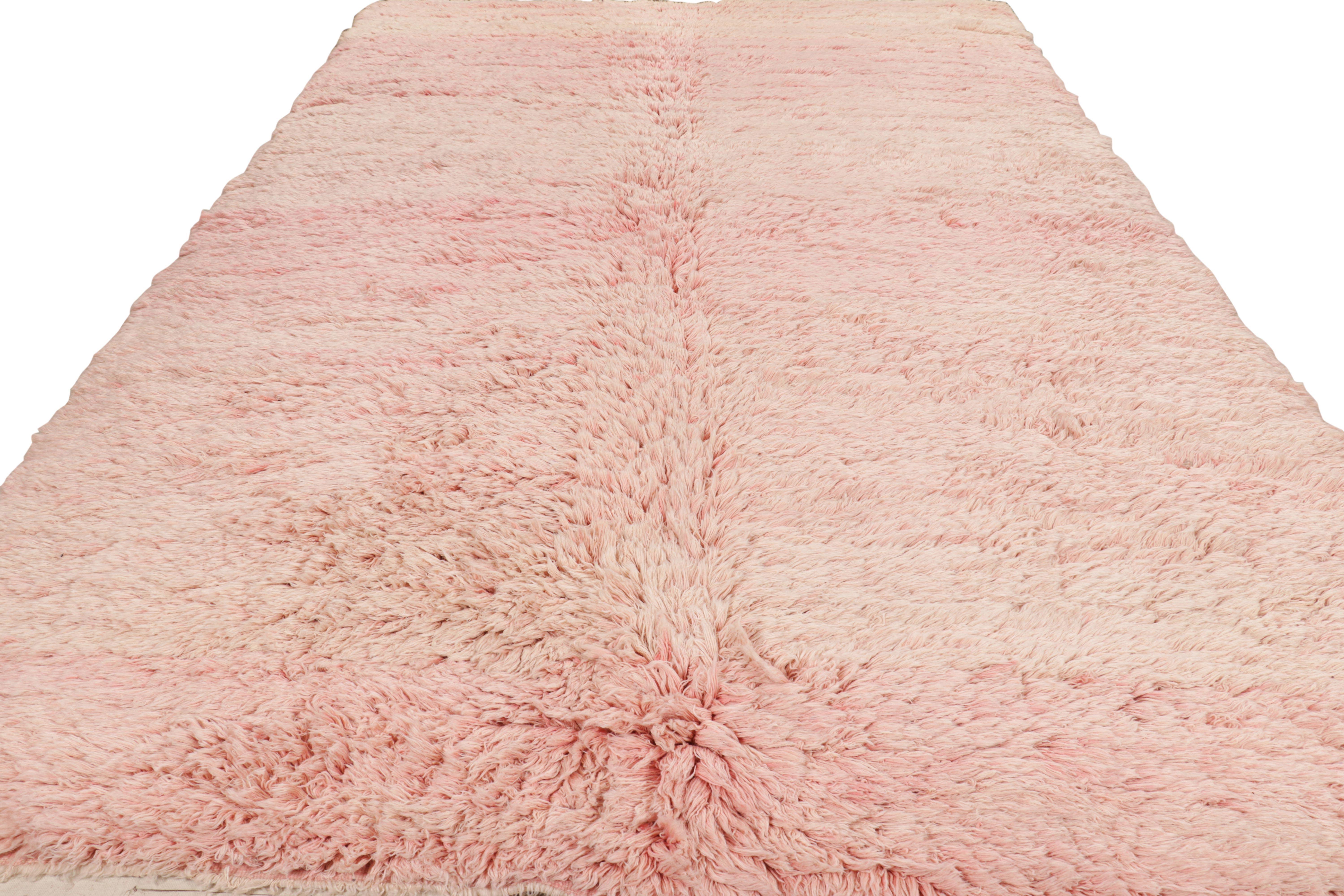 Marocain Tapis marocain surdimensionné de Rug & Kilim à poils longs rose clair en vente