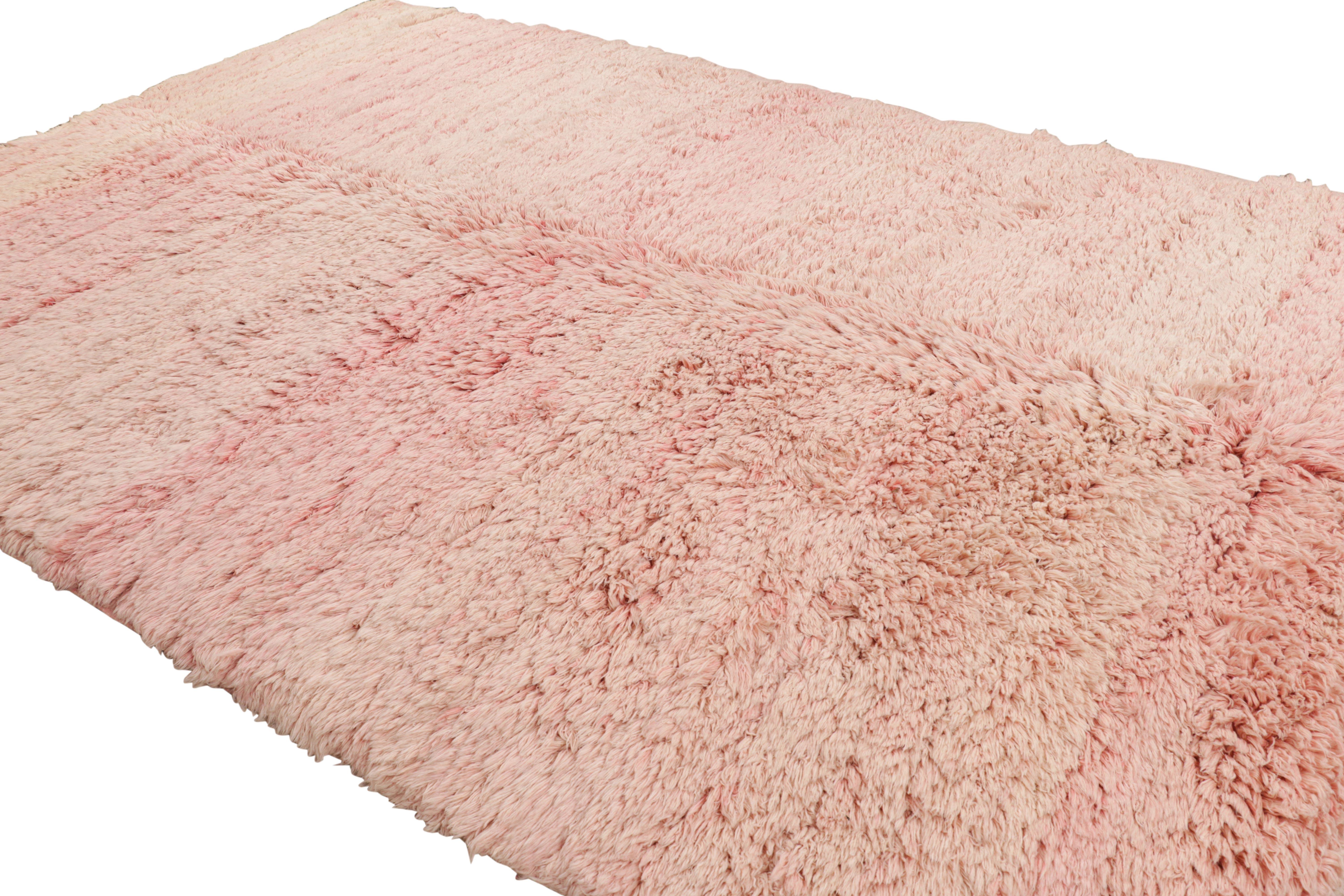 Noué à la main Tapis marocain surdimensionné de Rug & Kilim à poils longs rose clair en vente