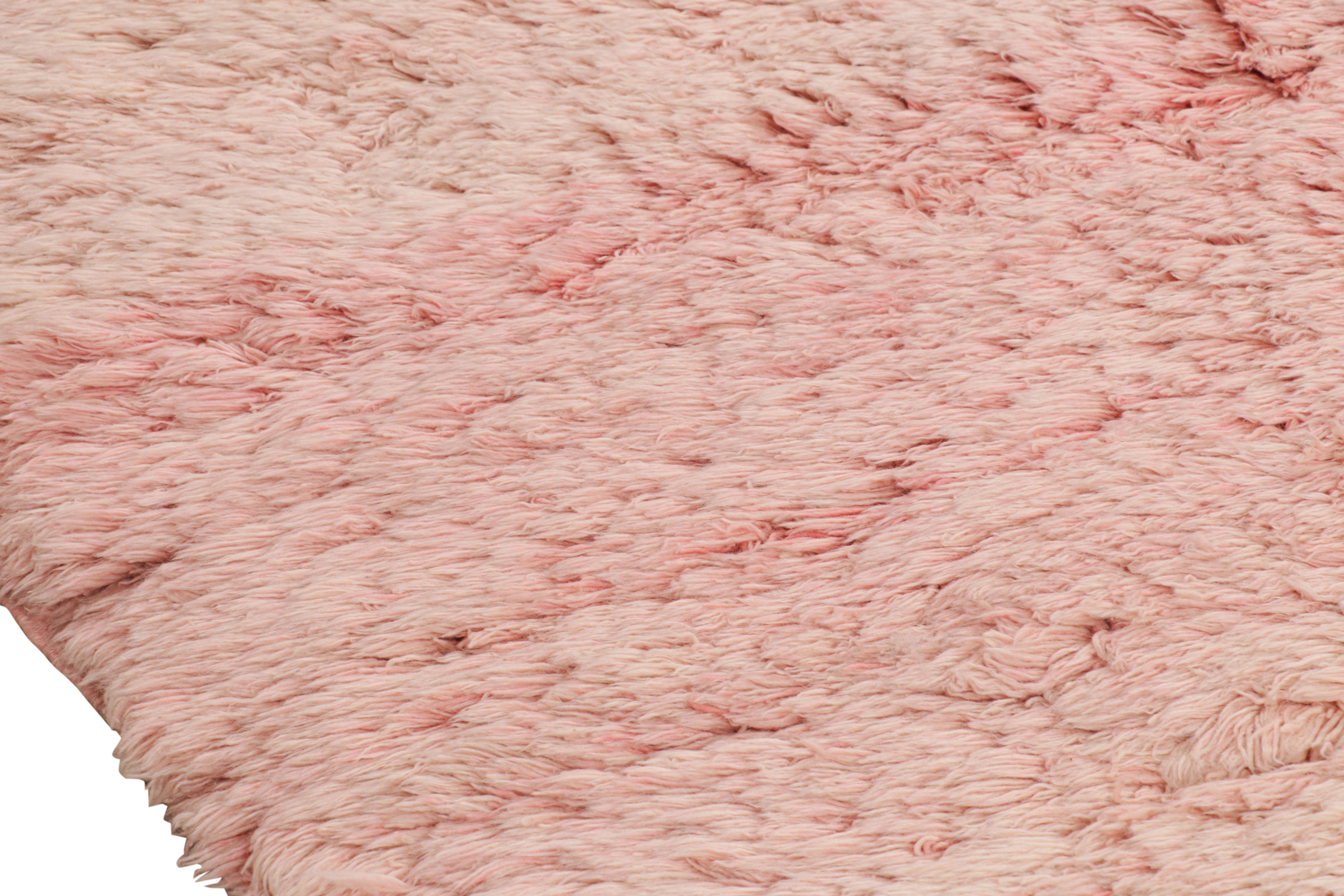 Tapis marocain surdimensionné de Rug & Kilim à poils longs rose clair Neuf - En vente à Long Island City, NY