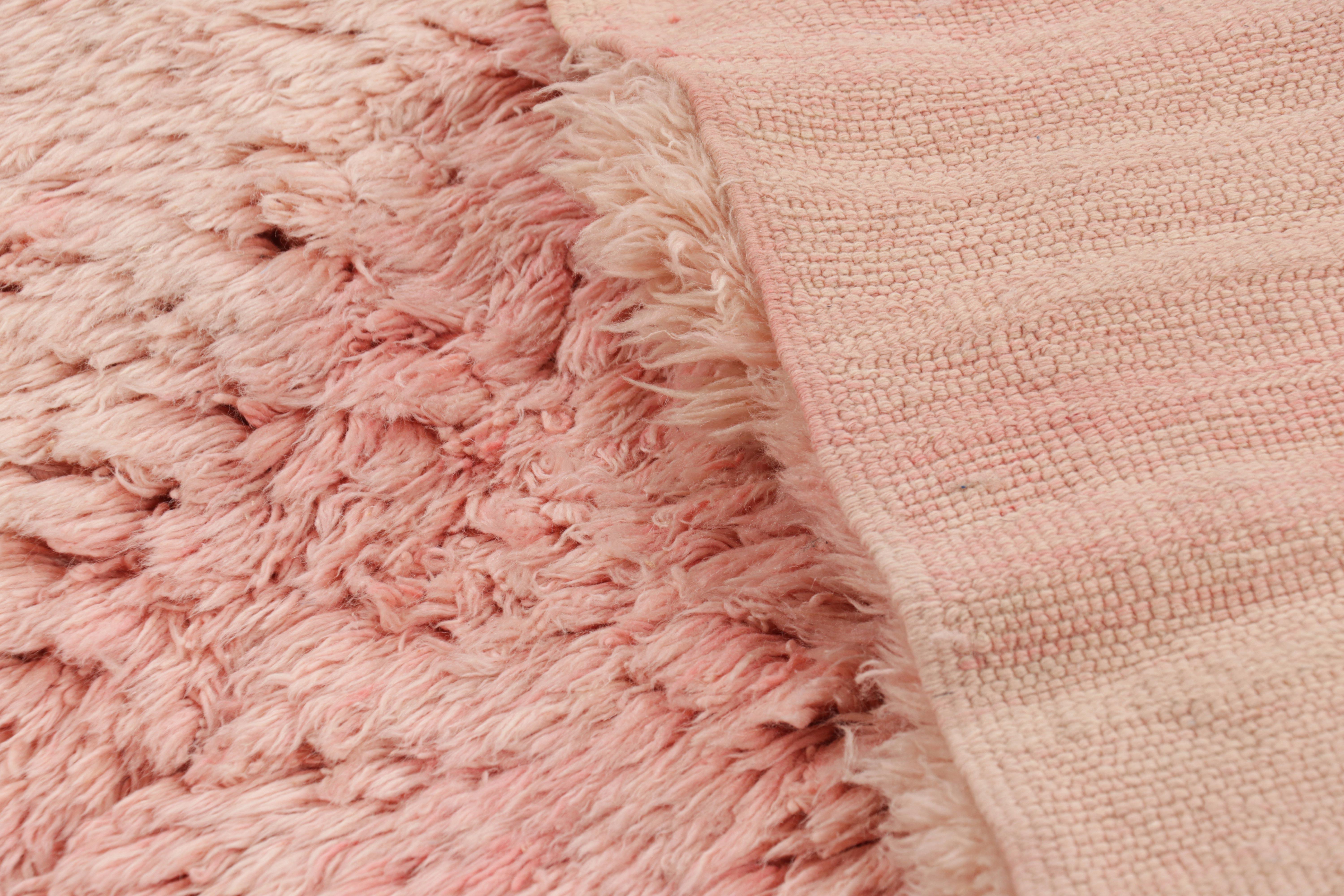 XXIe siècle et contemporain Tapis marocain surdimensionné de Rug & Kilim à poils longs rose clair en vente