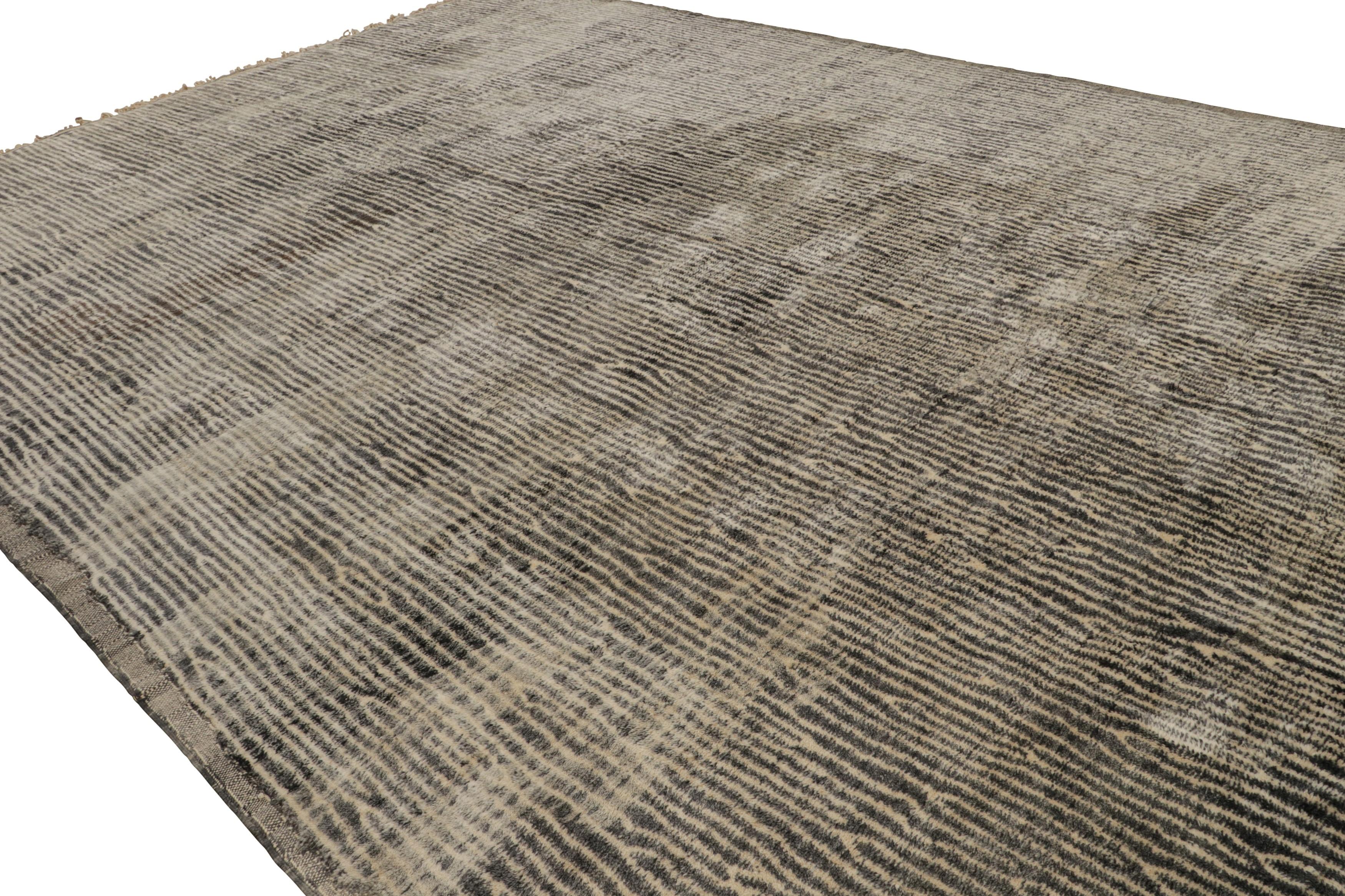 Annodato a mano in lana, questo tappeto marocchino 14x20 di Rug & Kilim rappresenta una nuova e audace linea di tappeti tribali contemporanei. Il suo design rappresenta alcuni dei più devoti tessitori nomadi del Marocco rurale, che mantengono viva