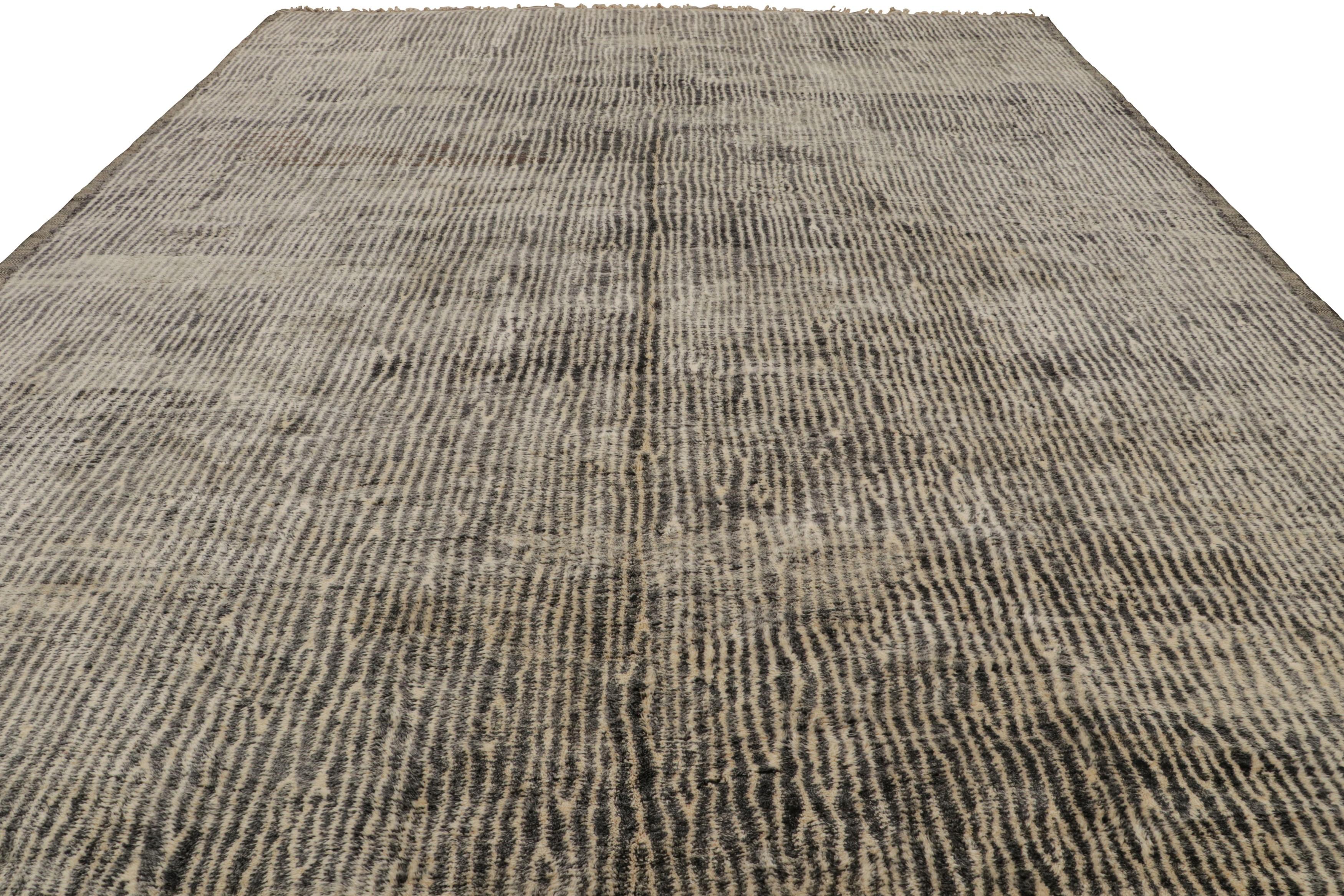 Moderno Rug & Kilim è un tappeto marocchino sovradimensionato con strisce grigie e beige a pelo alto in vendita