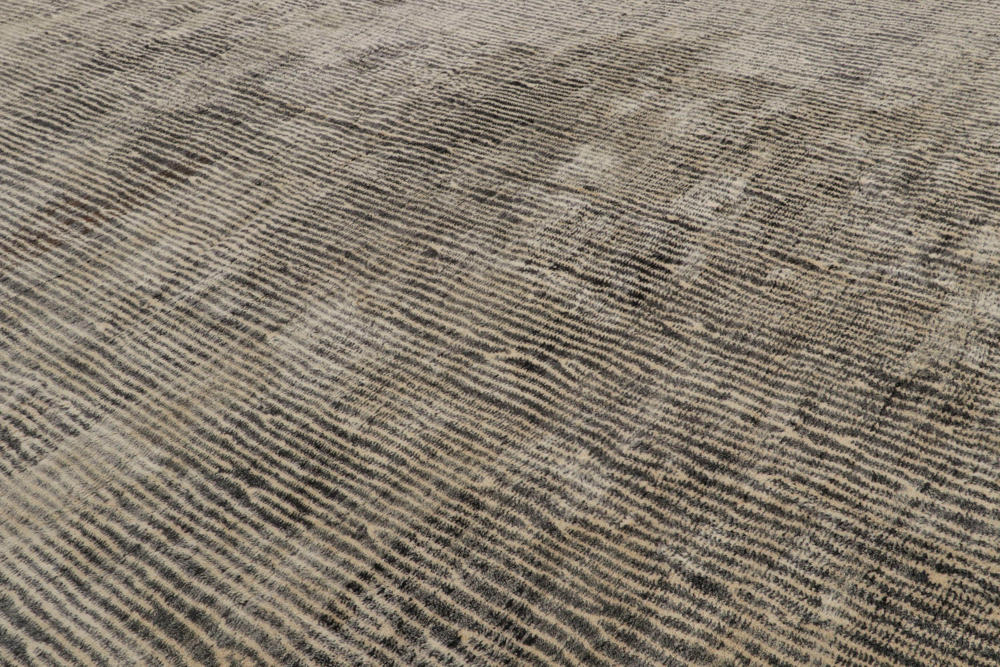 Marocchino Rug & Kilim è un tappeto marocchino sovradimensionato con strisce grigie e beige a pelo alto in vendita