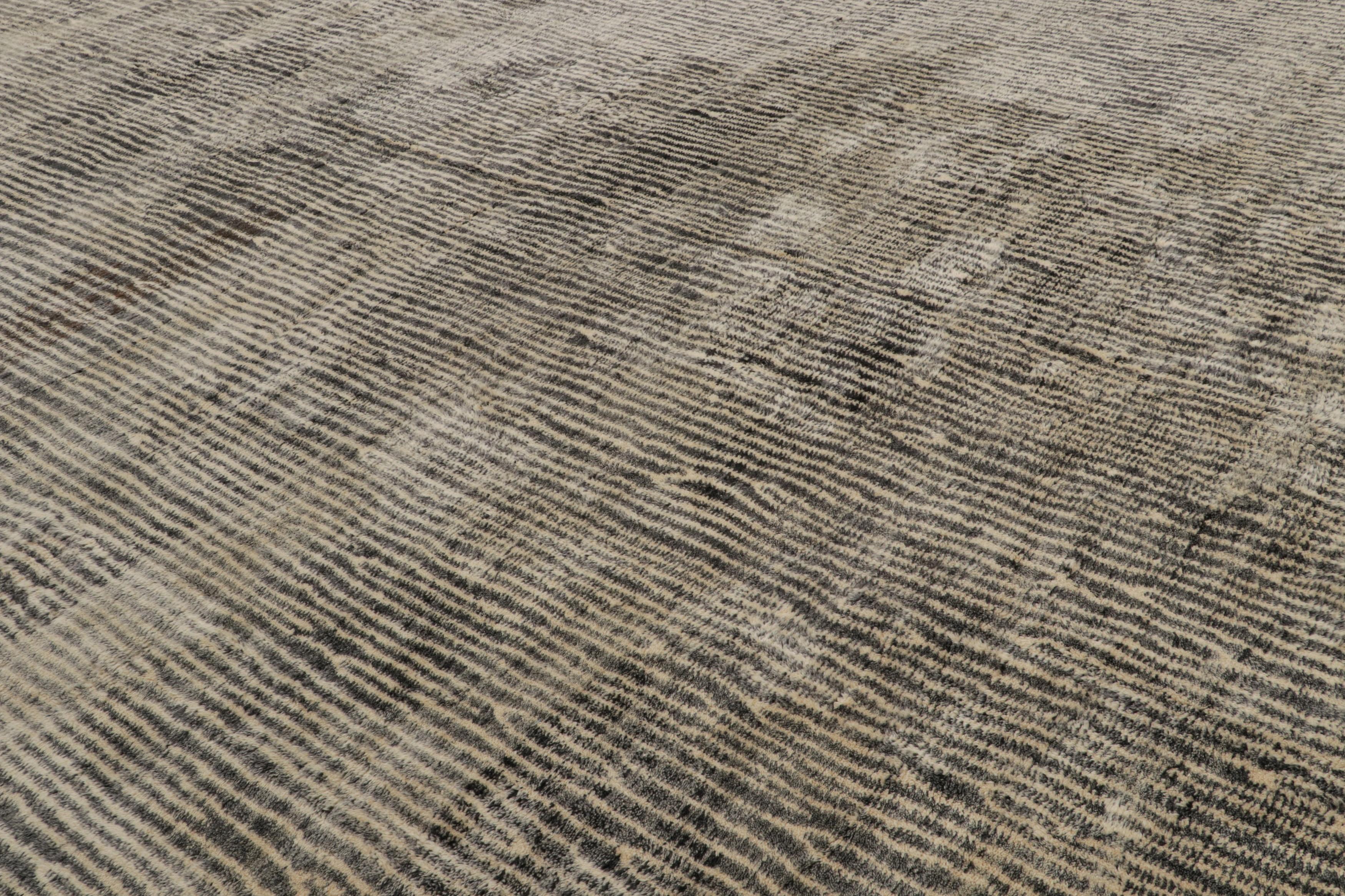 Rug & Kilim's übergroßer marokkanischer Teppich mit grauen und beigen Streifen im Hochflor (Marokkanisch) im Angebot