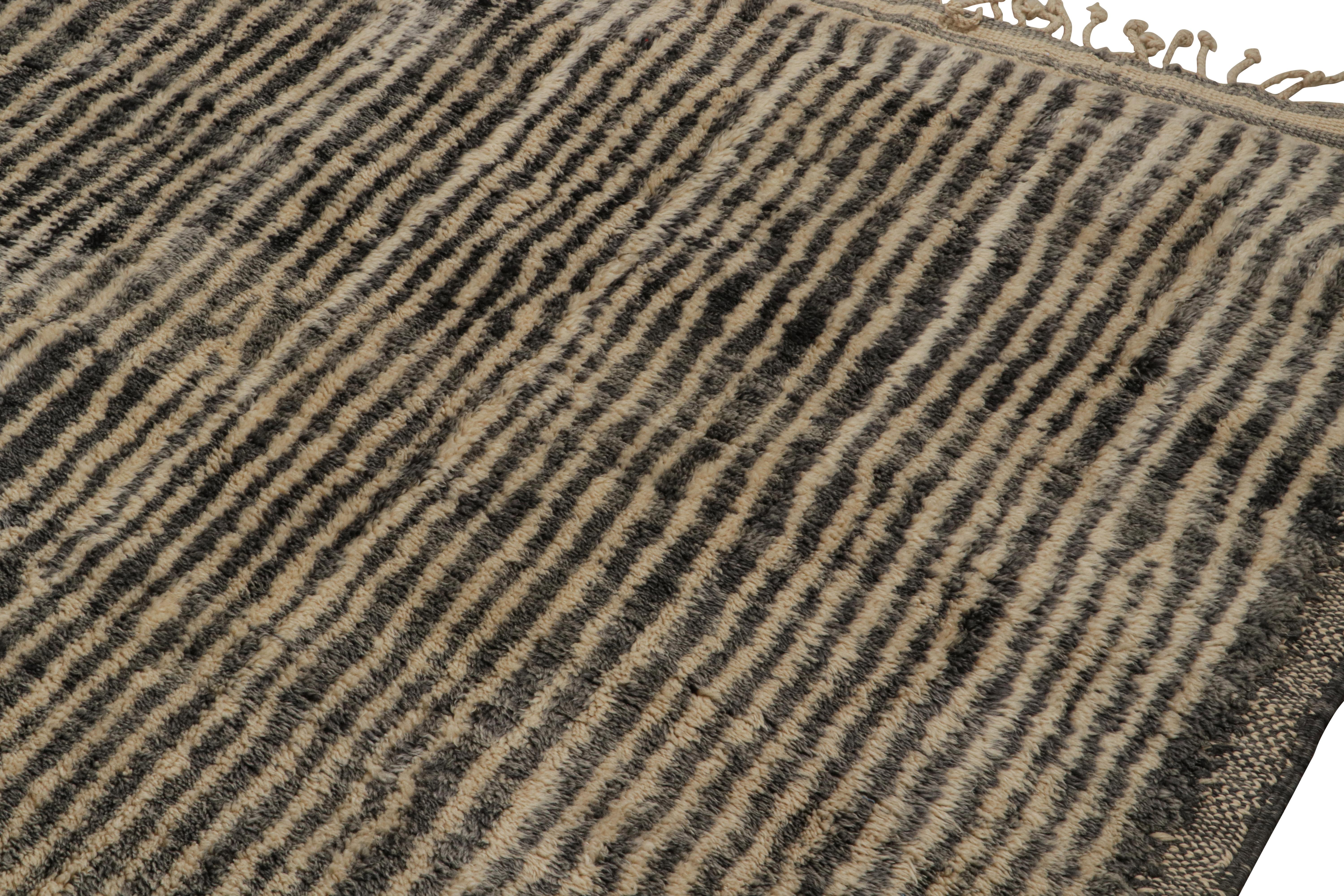 Rug & Kilim's übergroßer marokkanischer Teppich mit grauen und beigen Streifen im Hochflor (Handgeknüpft) im Angebot