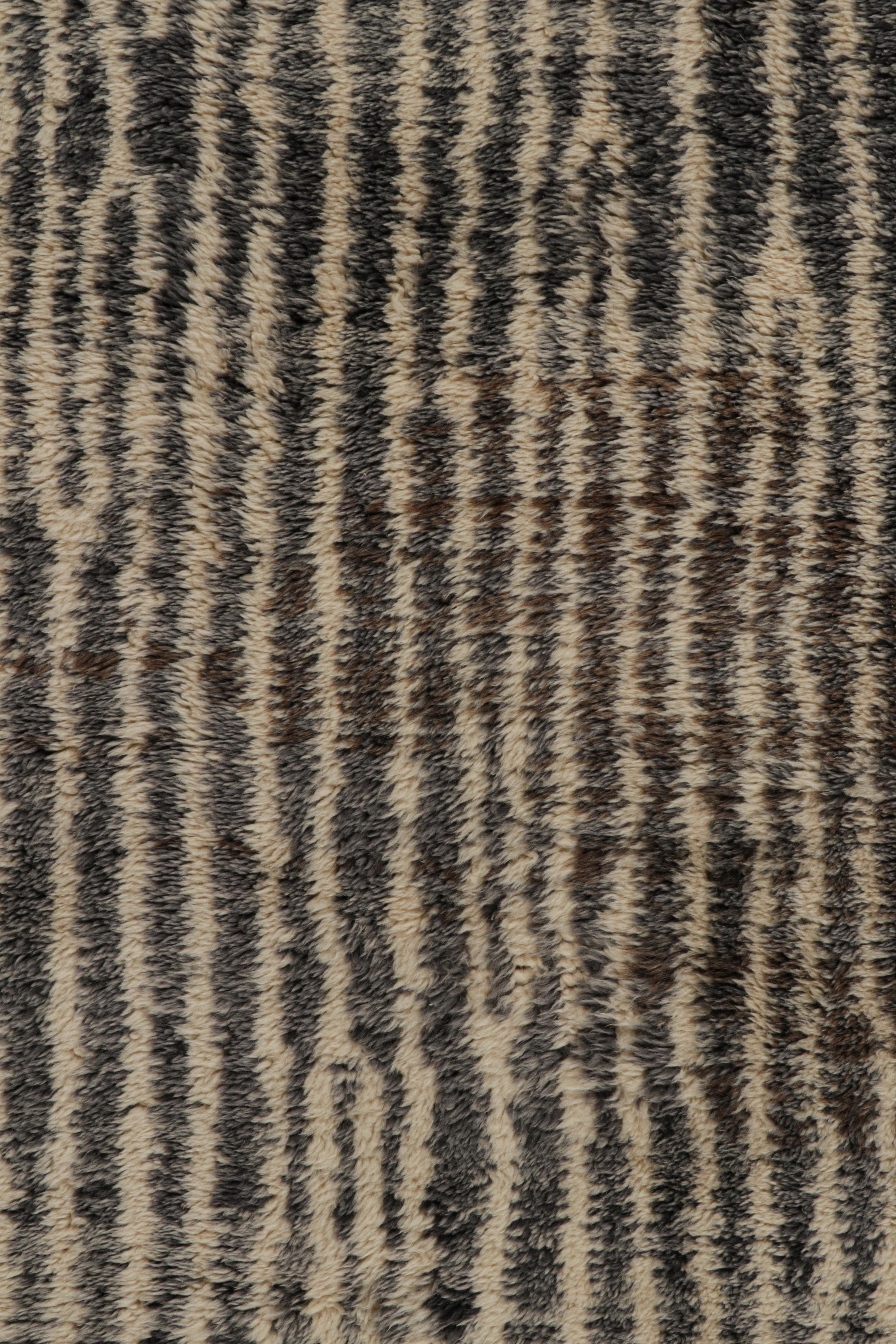 Rug & Kilim's übergroßer marokkanischer Teppich mit grauen und beigen Streifen im Hochflor im Zustand „Neu“ im Angebot in Long Island City, NY