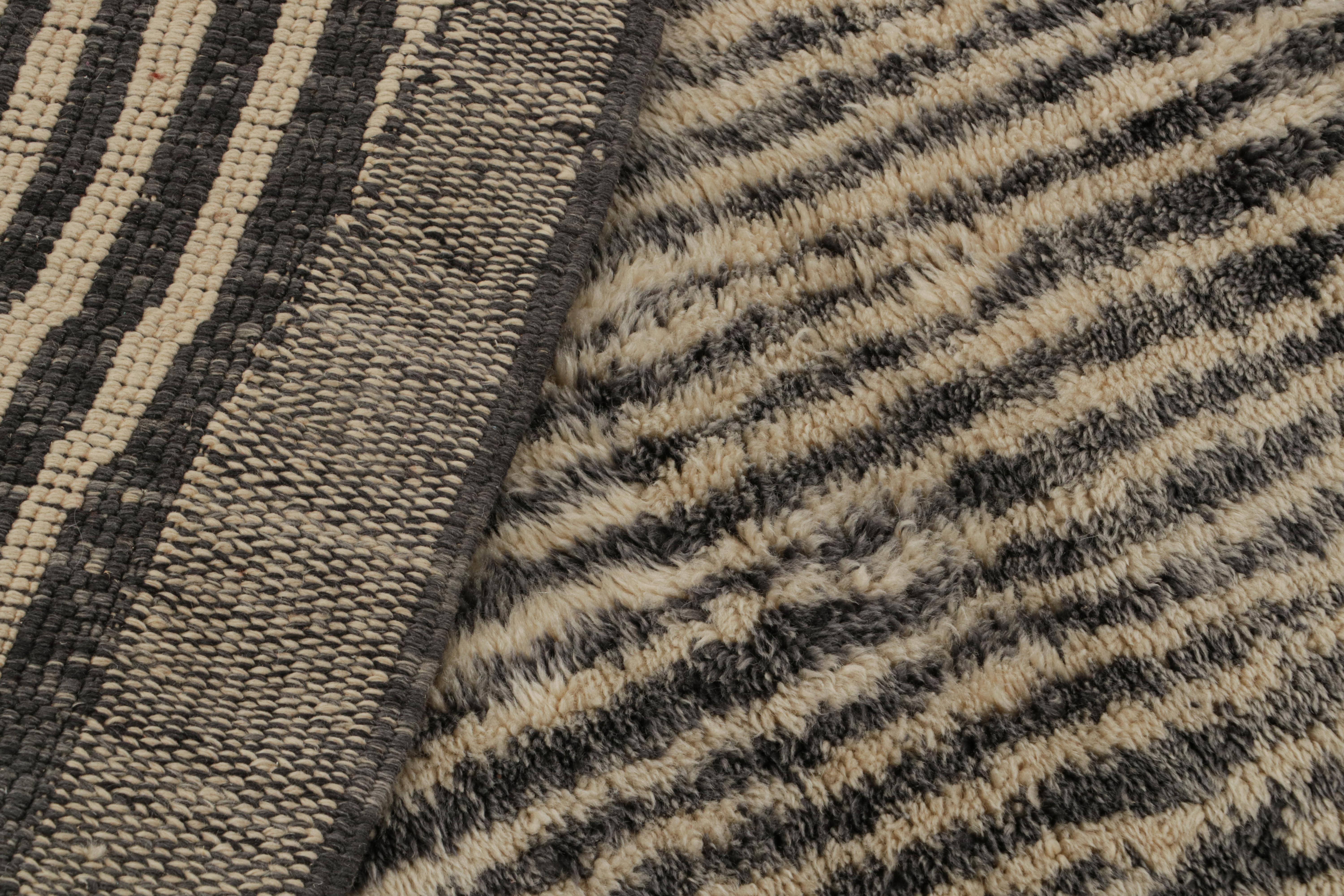 XXI secolo e contemporaneo Rug & Kilim è un tappeto marocchino sovradimensionato con strisce grigie e beige a pelo alto in vendita