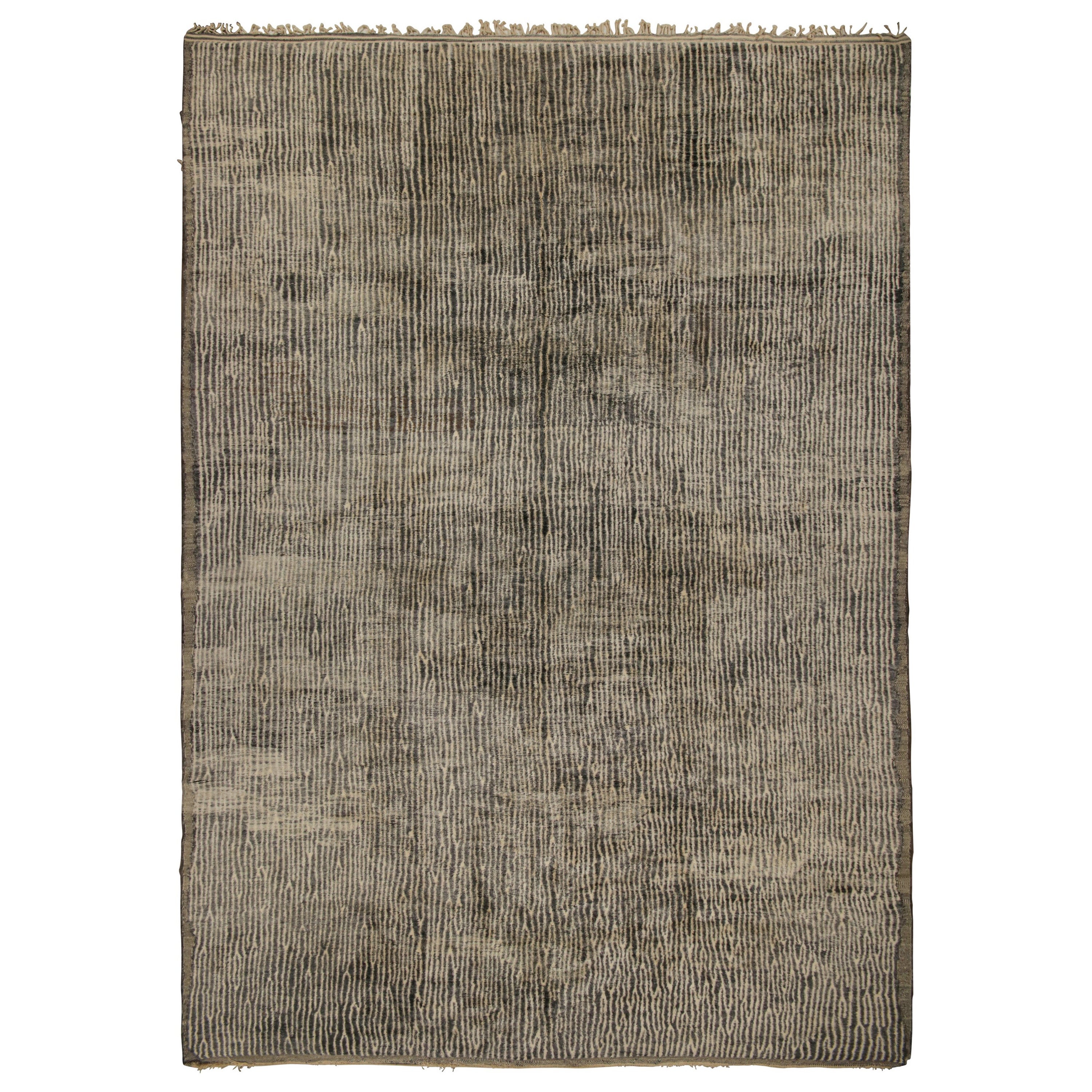 Rug & Kilim è un tappeto marocchino sovradimensionato con strisce grigie e beige a pelo alto