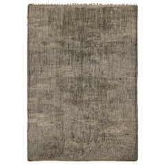Alfombra marroquí sobredimensionada con rayas grises y beige de pelo alto de Rug & Kilim