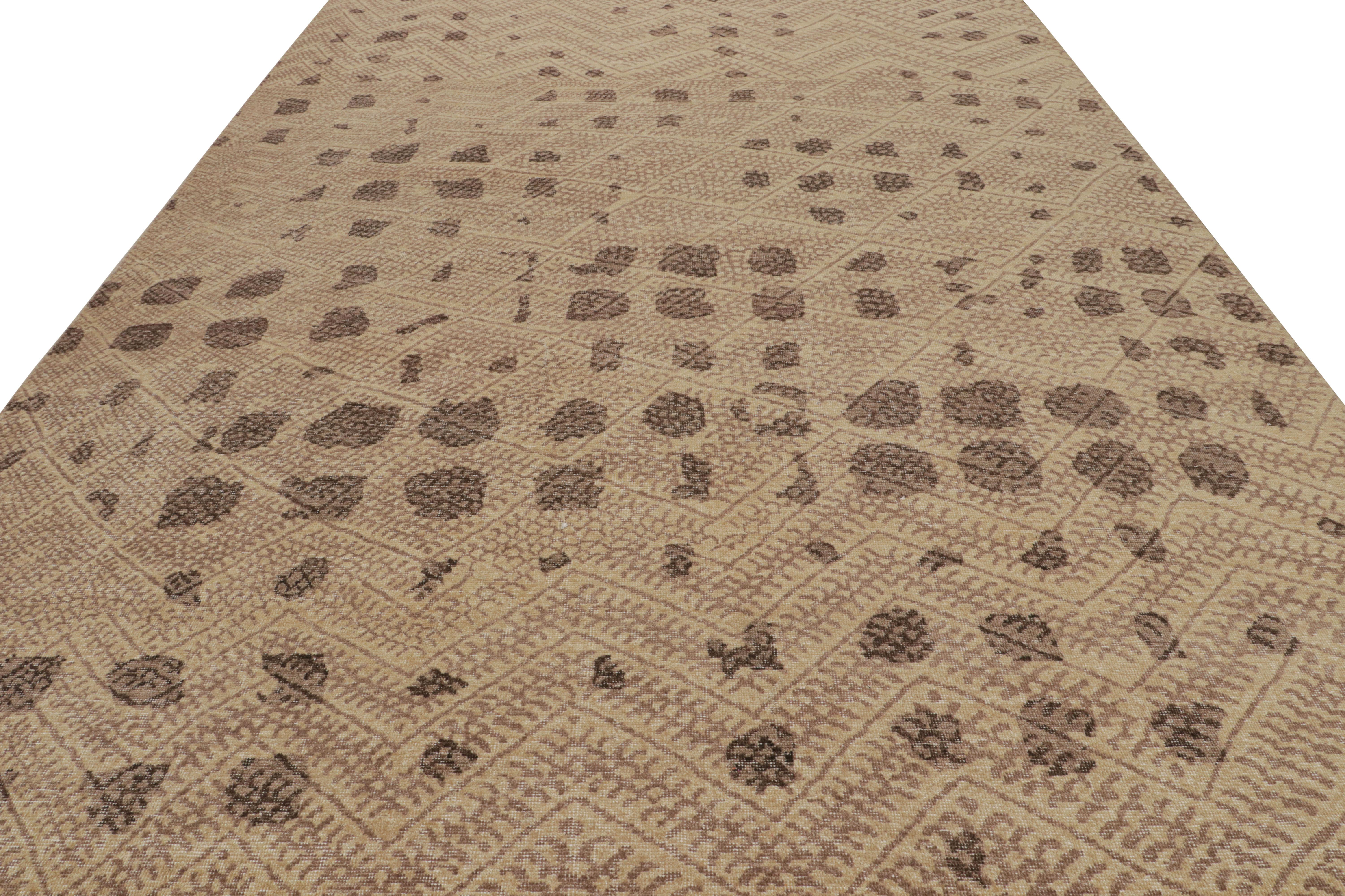 Rug & Kilim's übergroßer Teppich im marokkanischen Stil mit beige-braunen, geometrischen Mustern (Art déco) im Angebot