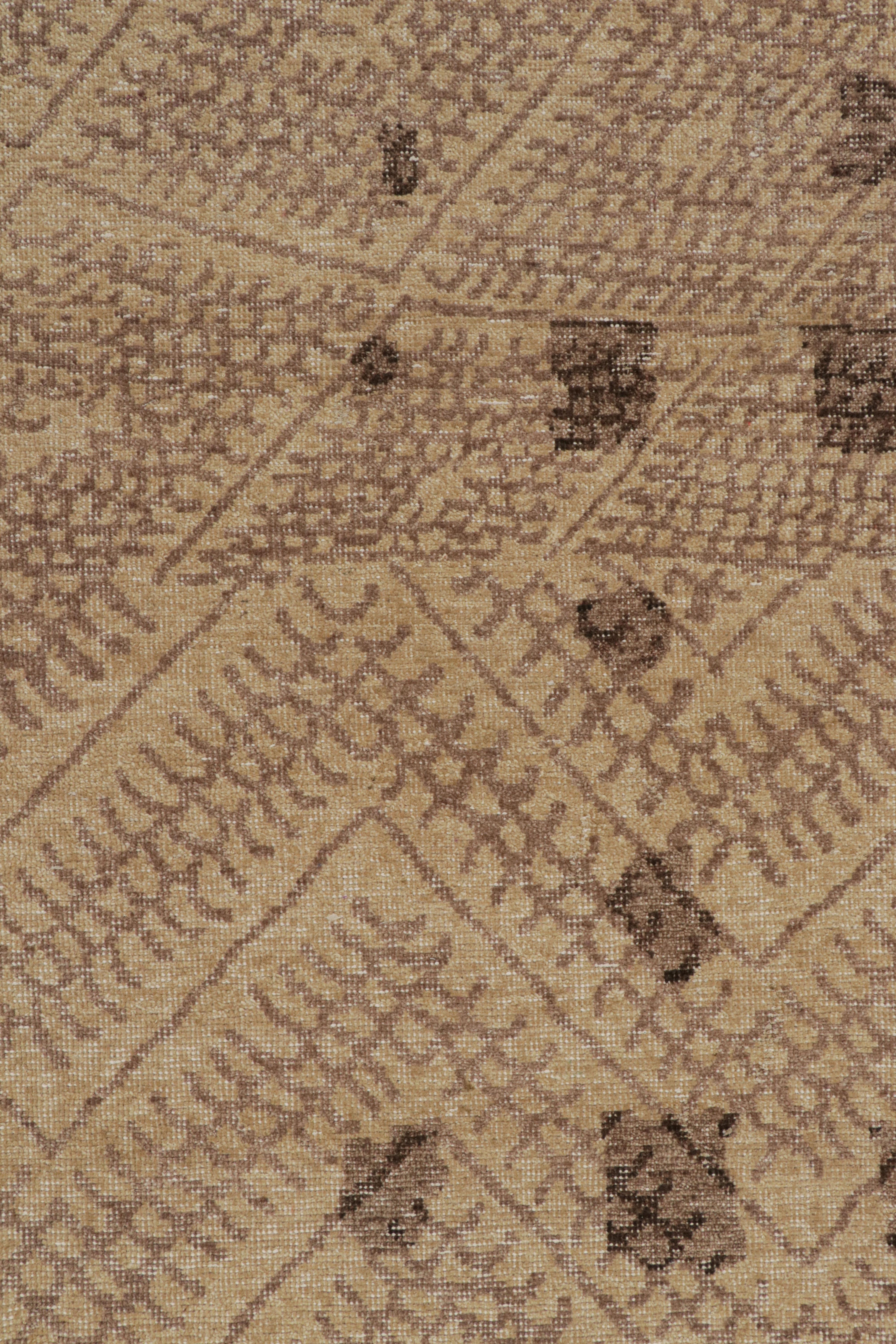 Rug & Kilim's übergroßer Teppich im marokkanischen Stil mit beige-braunen, geometrischen Mustern (Indisch) im Angebot