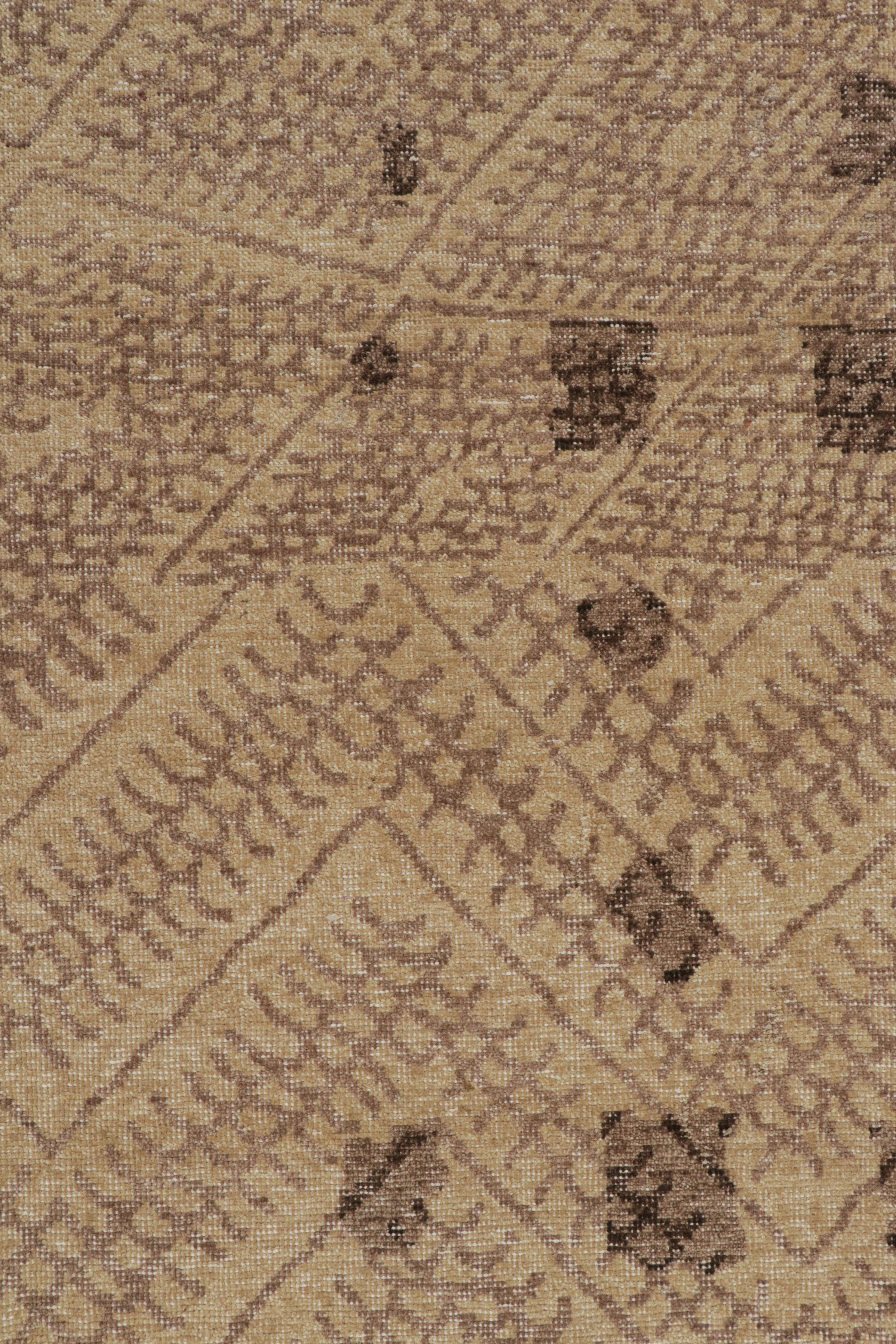 Indien Rug & Kilim's Oversized Moroccan Style Rug With Beige-Brown Geometric Patterns (tapis de style marocain surdimensionné avec des motifs géométriques beige et marron) en vente