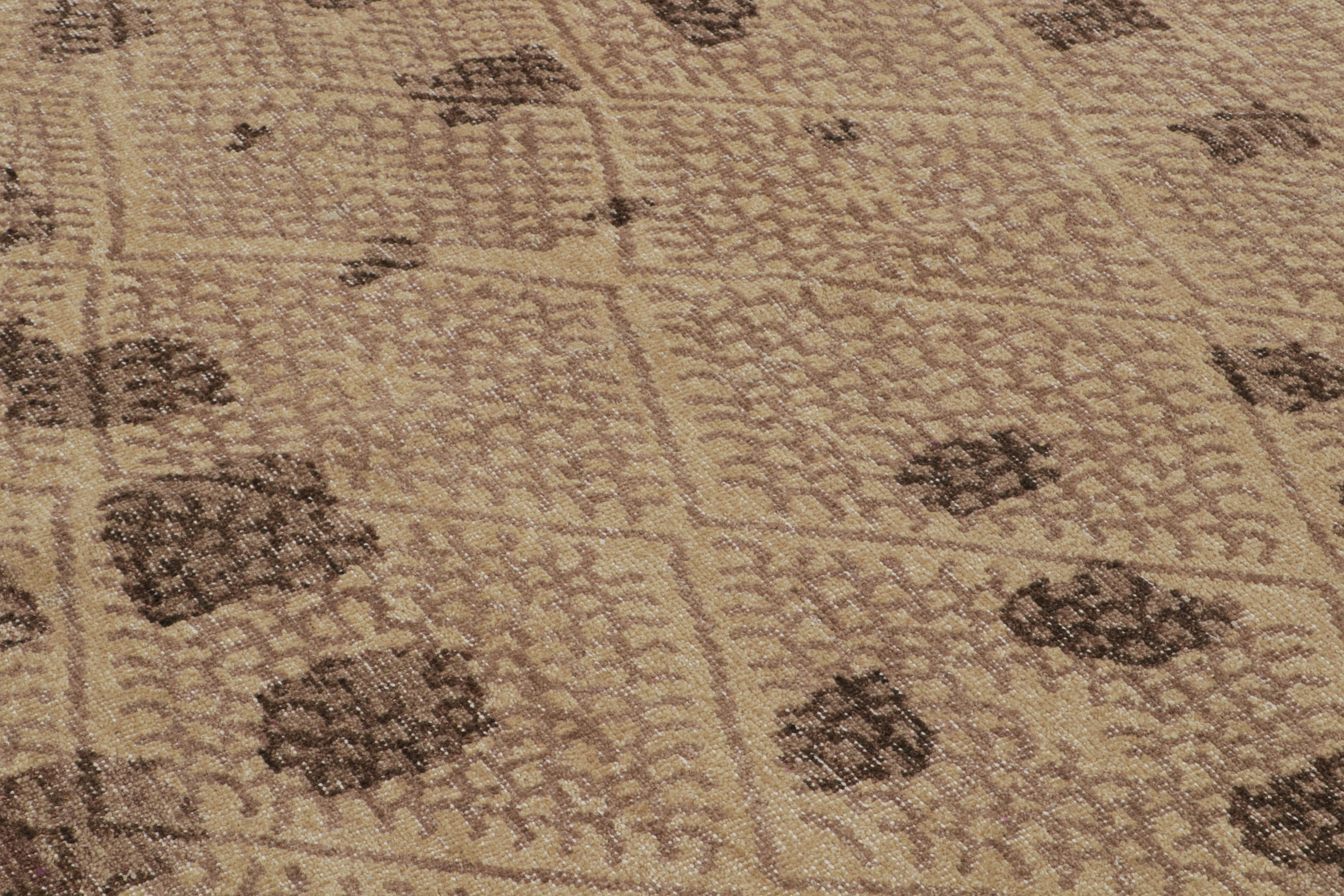 Rug & Kilim's übergroßer Teppich im marokkanischen Stil mit beige-braunen, geometrischen Mustern (Handgeknüpft) im Angebot