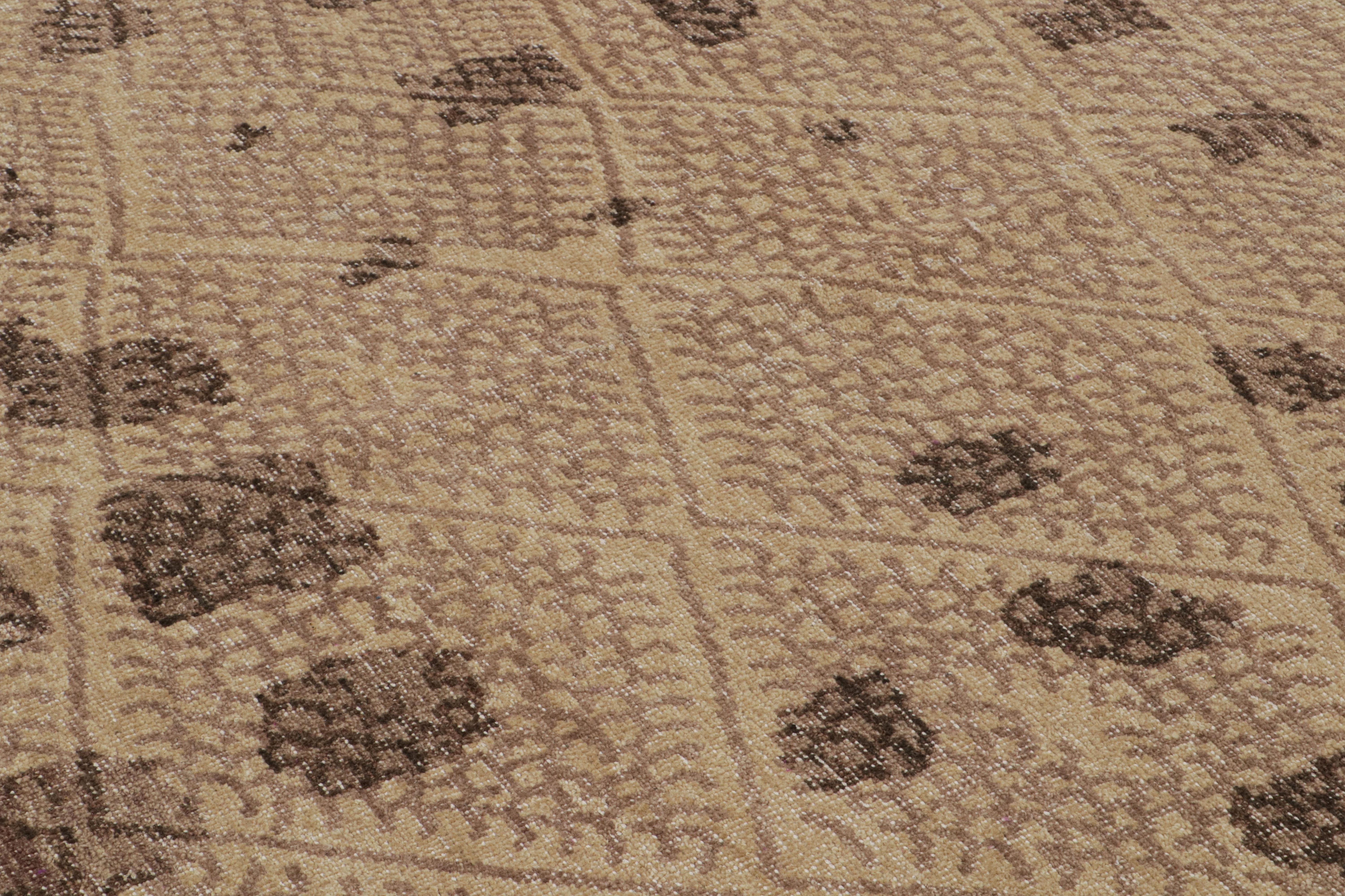 Noué à la main Rug & Kilim's Oversized Moroccan Style Rug With Beige-Brown Geometric Patterns (tapis de style marocain surdimensionné avec des motifs géométriques beige et marron) en vente