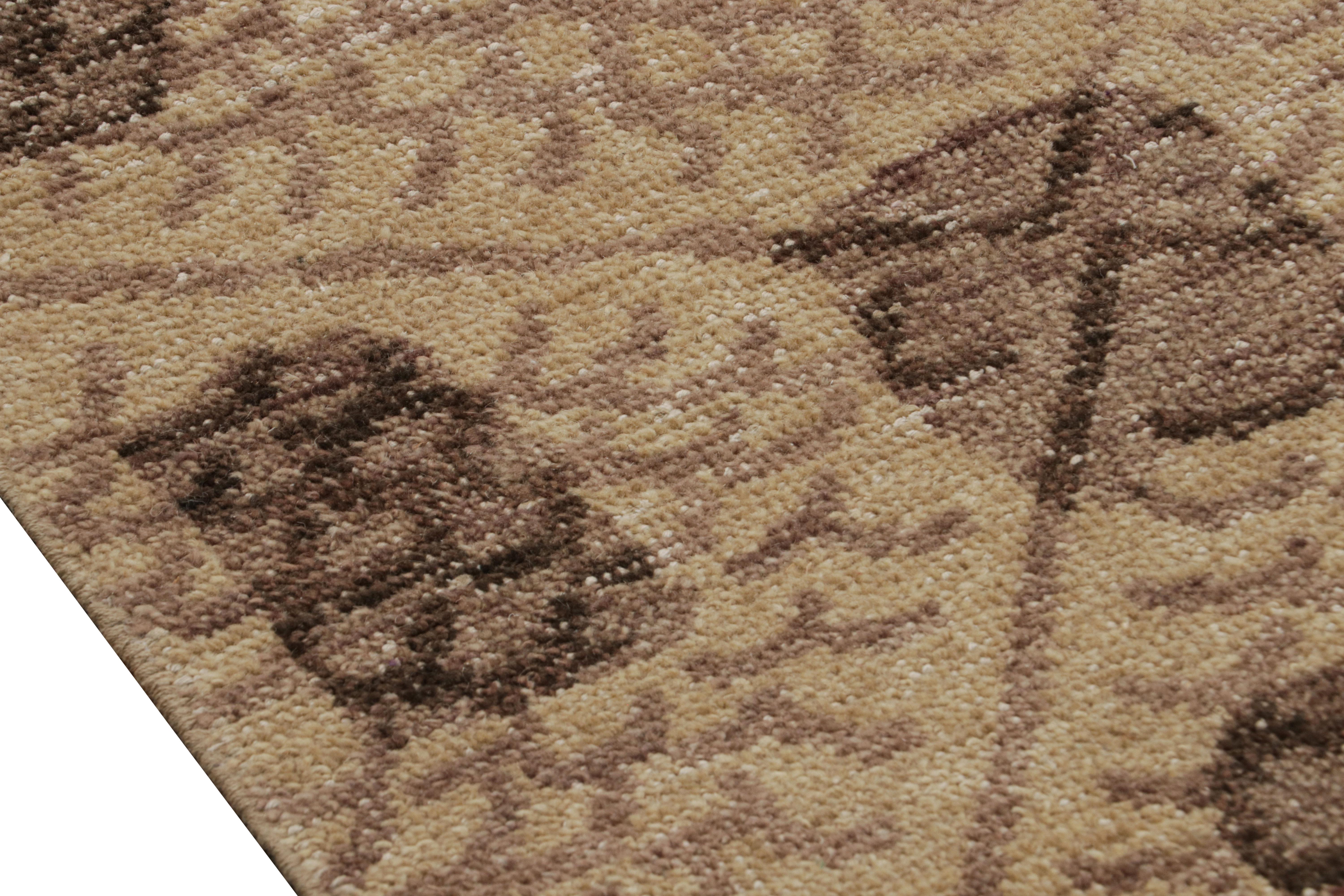 Rug & Kilim's übergroßer Teppich im marokkanischen Stil mit beige-braunen, geometrischen Mustern im Zustand „Neu“ im Angebot in Long Island City, NY