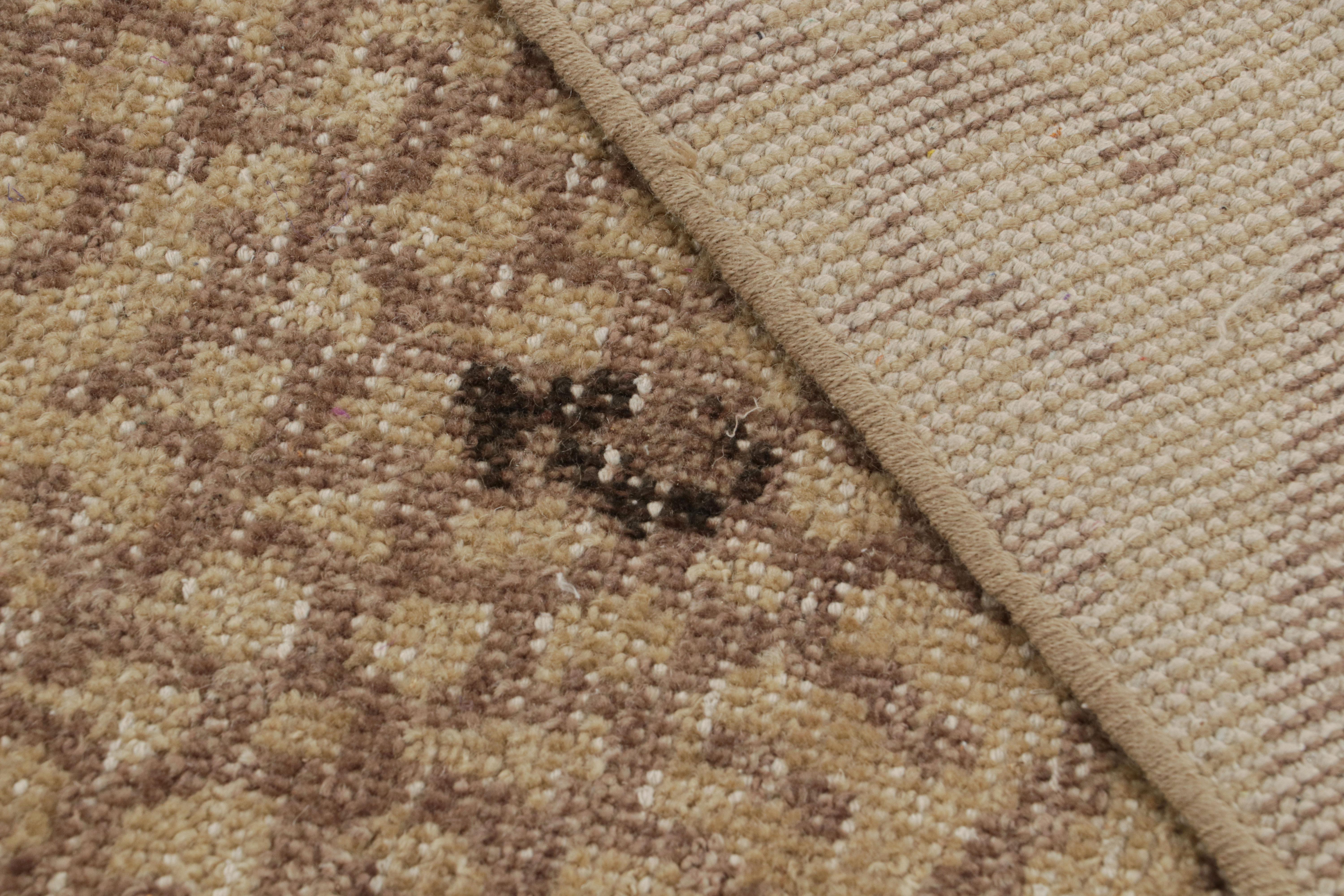 Rug & Kilim's übergroßer Teppich im marokkanischen Stil mit beige-braunen, geometrischen Mustern (21. Jahrhundert und zeitgenössisch) im Angebot