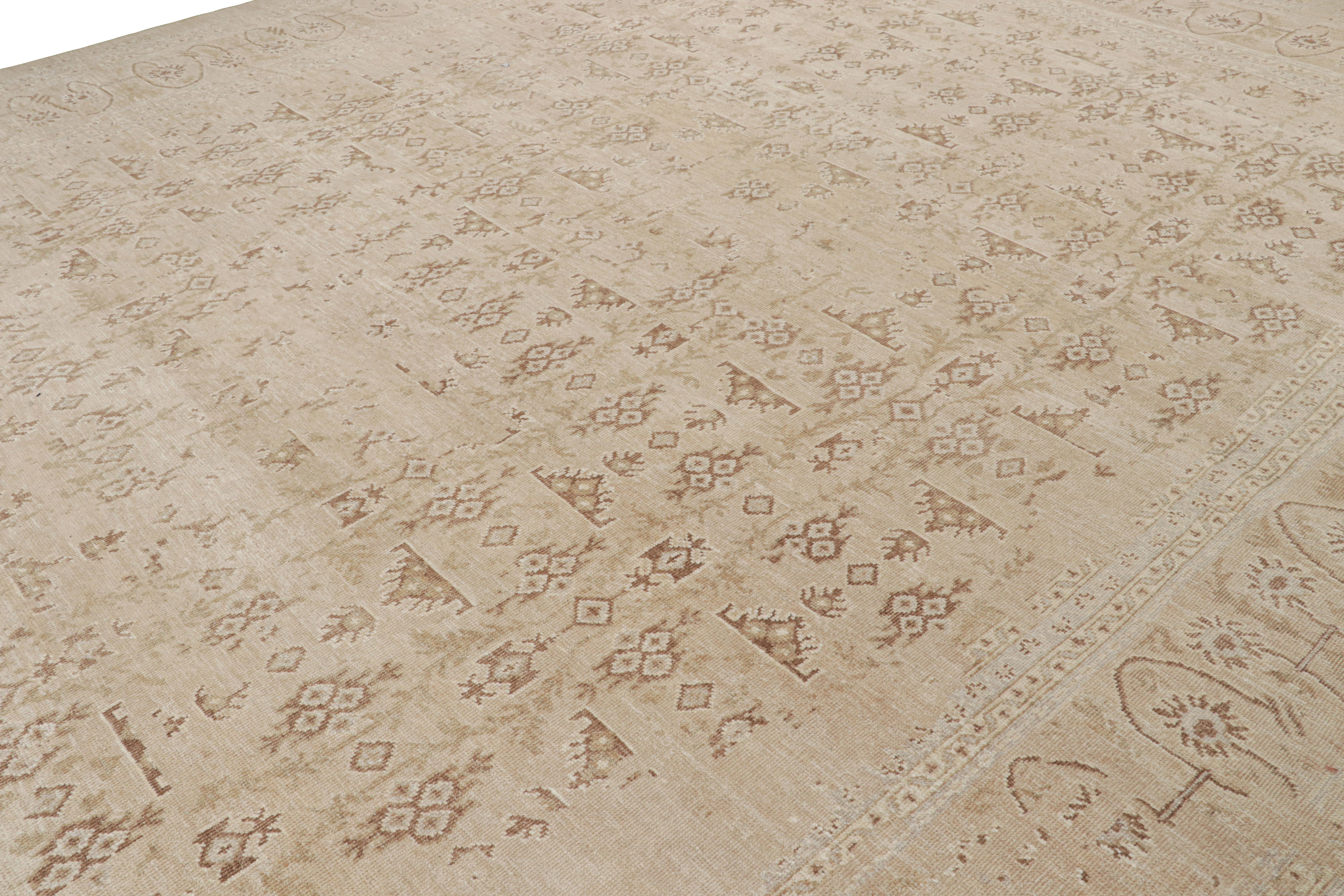 Dieser handgeknüpfte Teppich aus Wolle und Seide in den Maßen 14x20 stellt einen neuen Ansatz für antike Oushak-Teppiche dar. Dieses Design aus der Modern Classics Collection'S von Rug & Kilim zeigt geometrische Blumenmuster in Beige-Braun-,