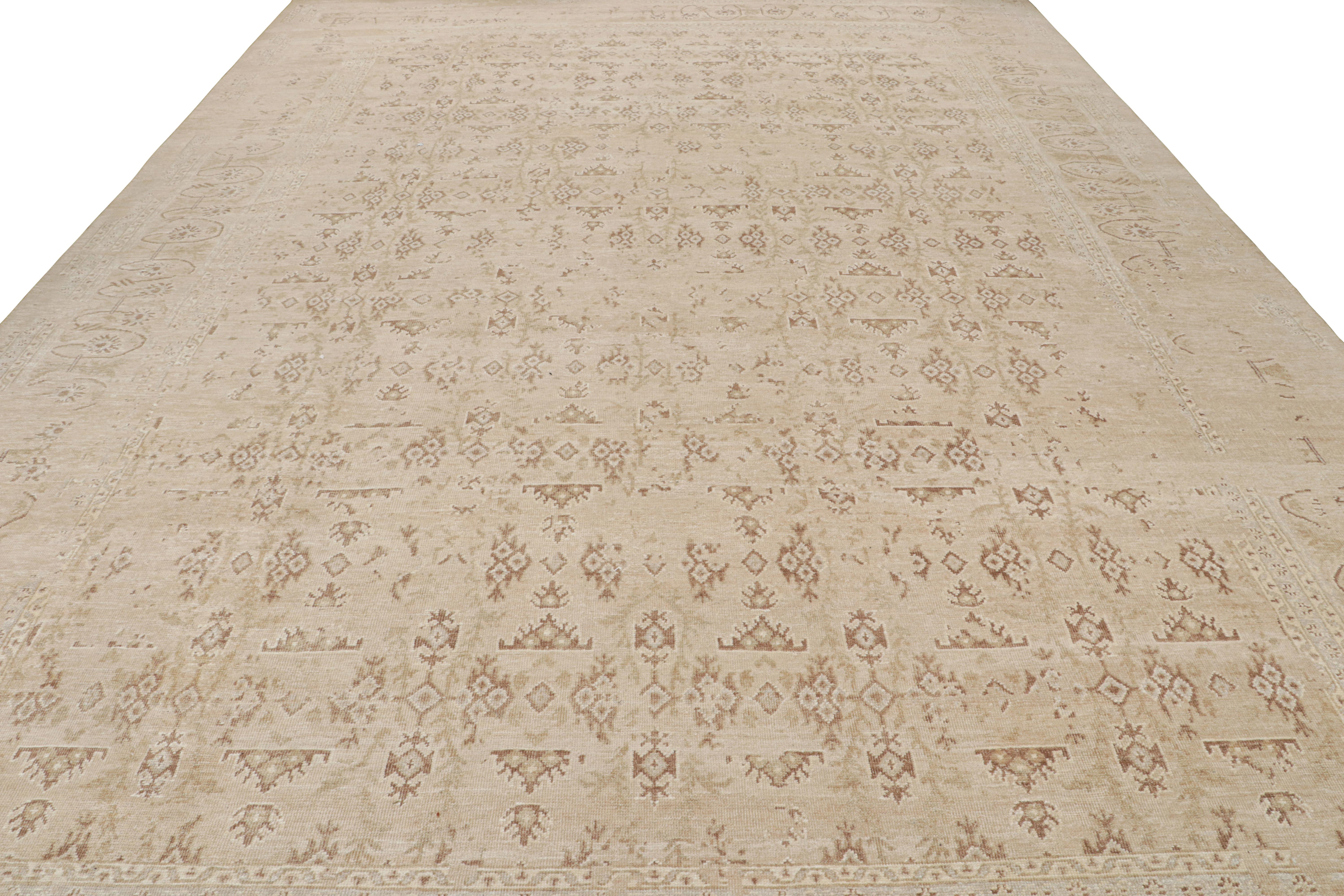 Moderne Rug & Kilim's Oushak Oversized Rug in Beige-Brown All Over Pattern (tapis Oushak surdimensionné à motif beige-brun) en vente