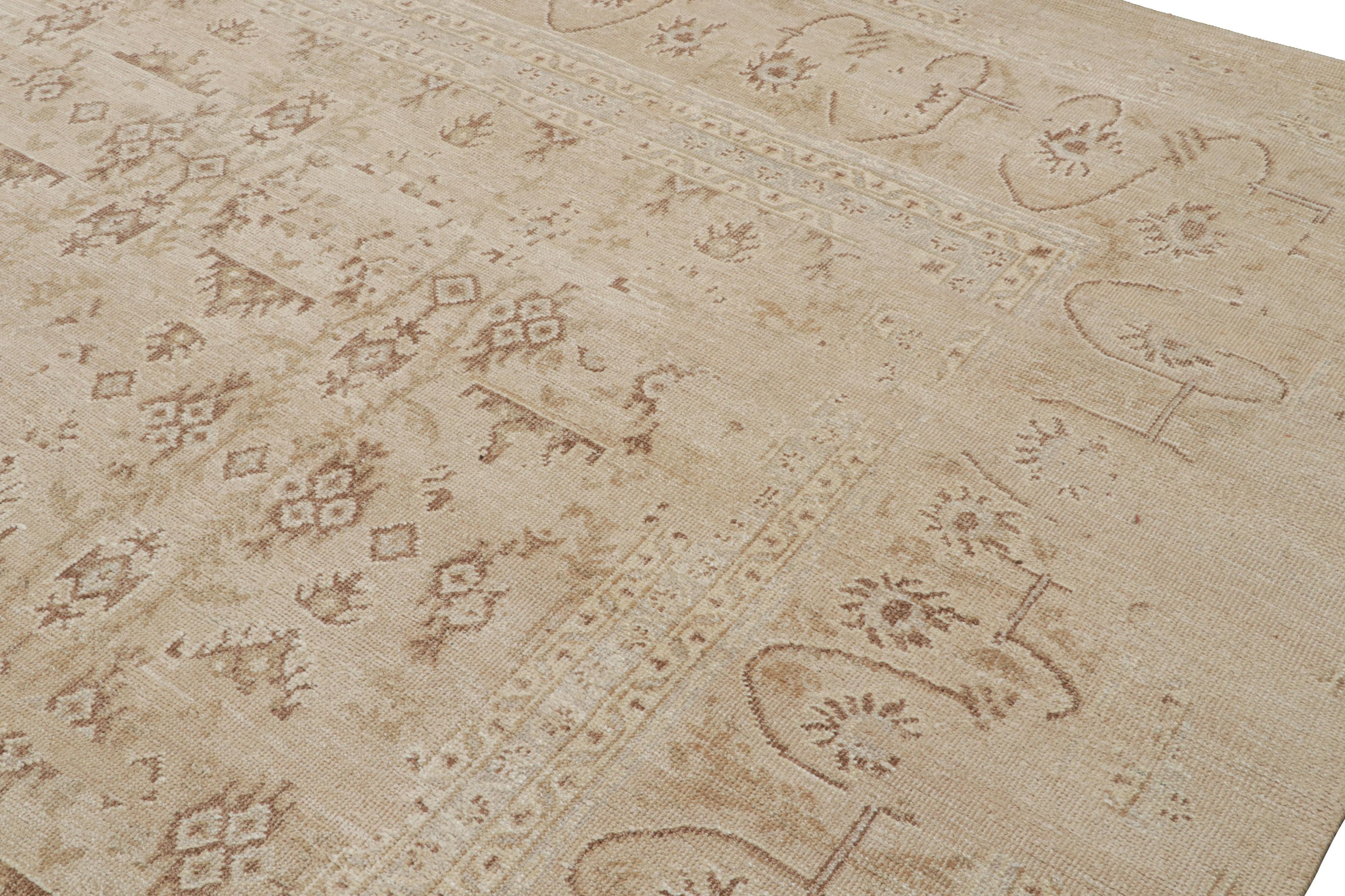 Turc Rug & Kilim's Oushak Oversized Rug in Beige-Brown All Over Pattern (tapis Oushak surdimensionné à motif beige-brun) en vente