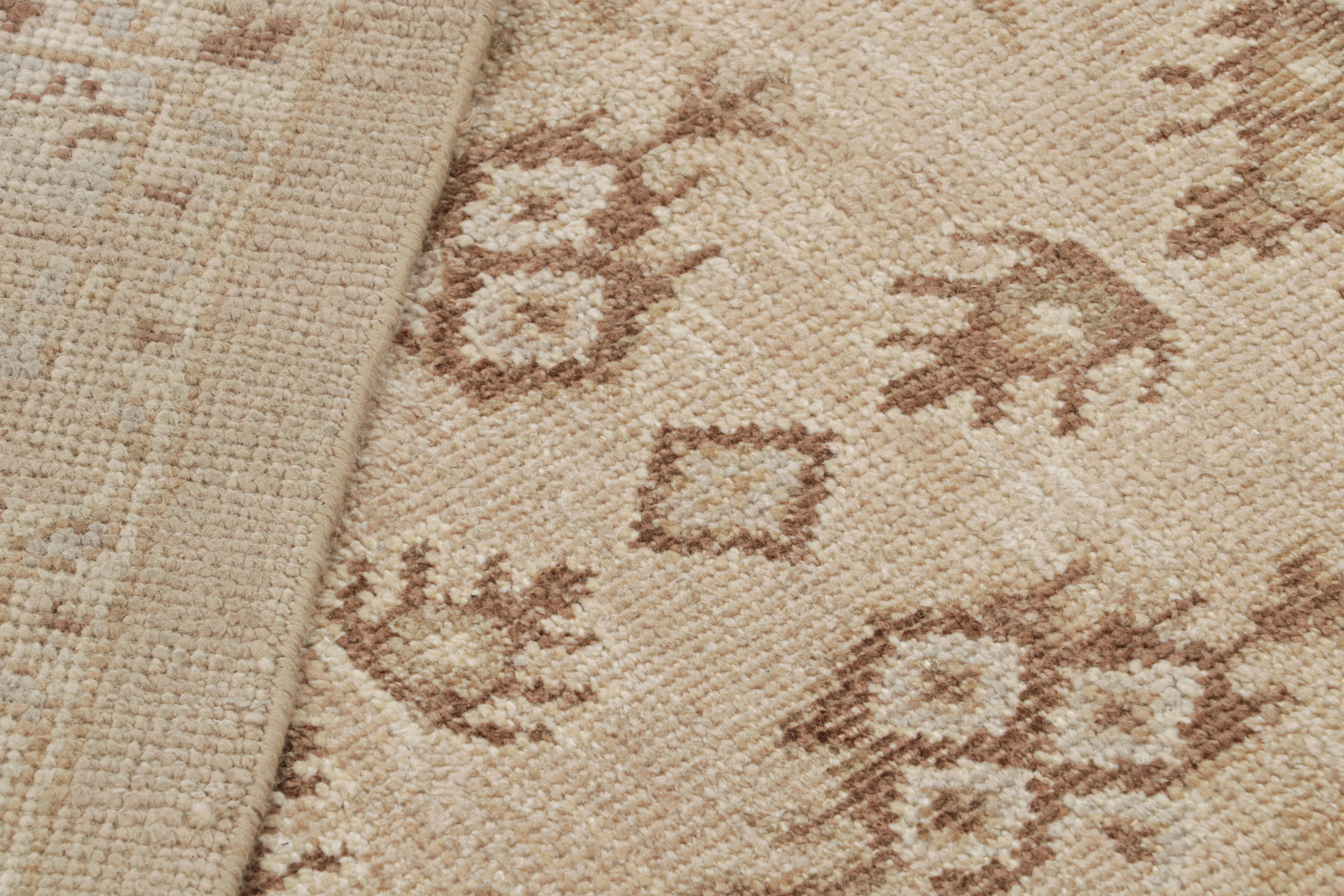 Rug & Kilim's übergroßer Oushak-Teppich in Beige-Braun mit All-Over-Muster im Zustand „Neu“ im Angebot in Long Island City, NY