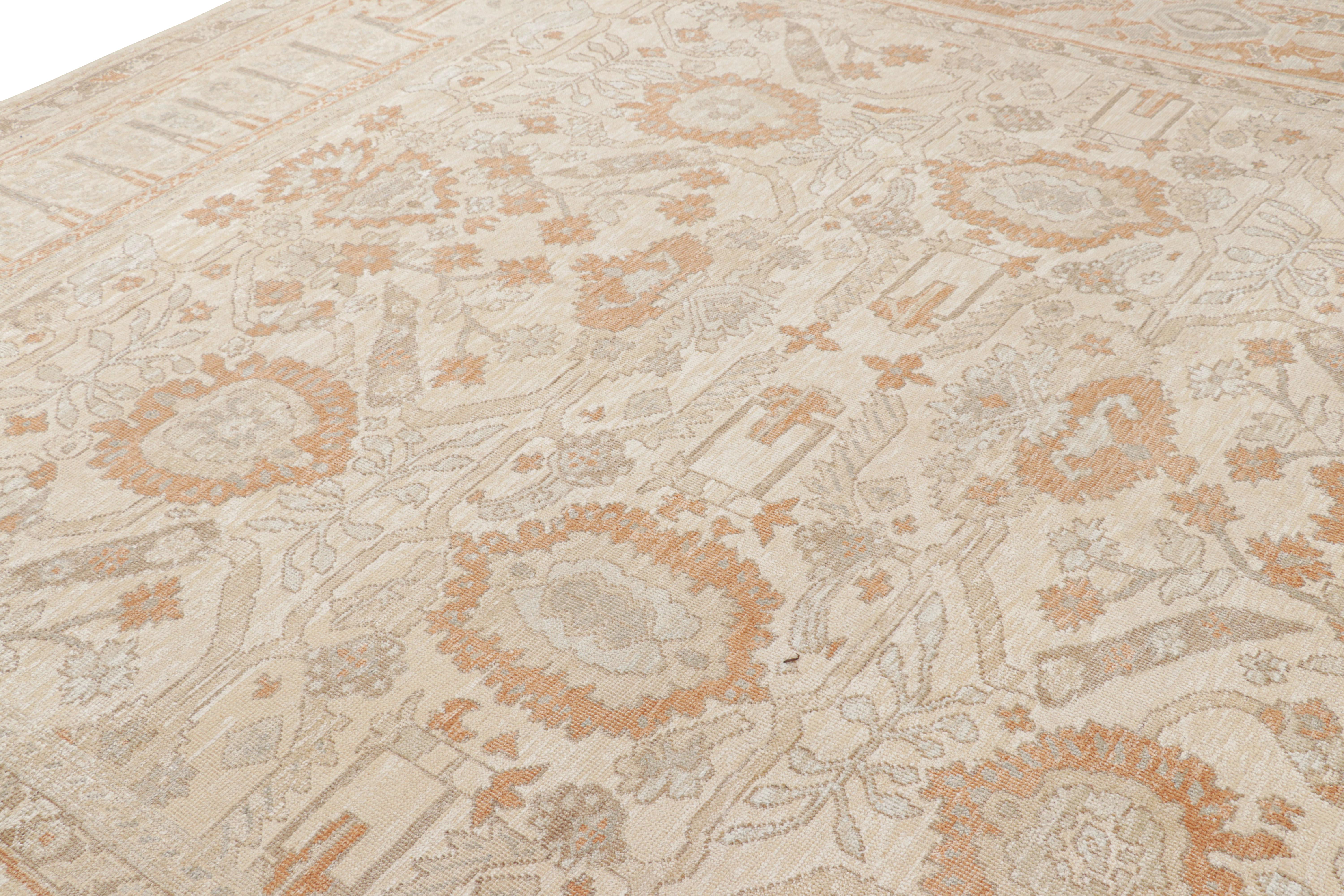 Dieser handgeknüpfte Teppich im Format 12x15 aus Wolle und Seide stammt aus einer neuen Linie der Modern Classics Collection'S von Rug & Kilim, die von Vintage- und antiken Oushak-Designs inspiriert ist.

Über das Design: 

Cremeweiße, beige- und
