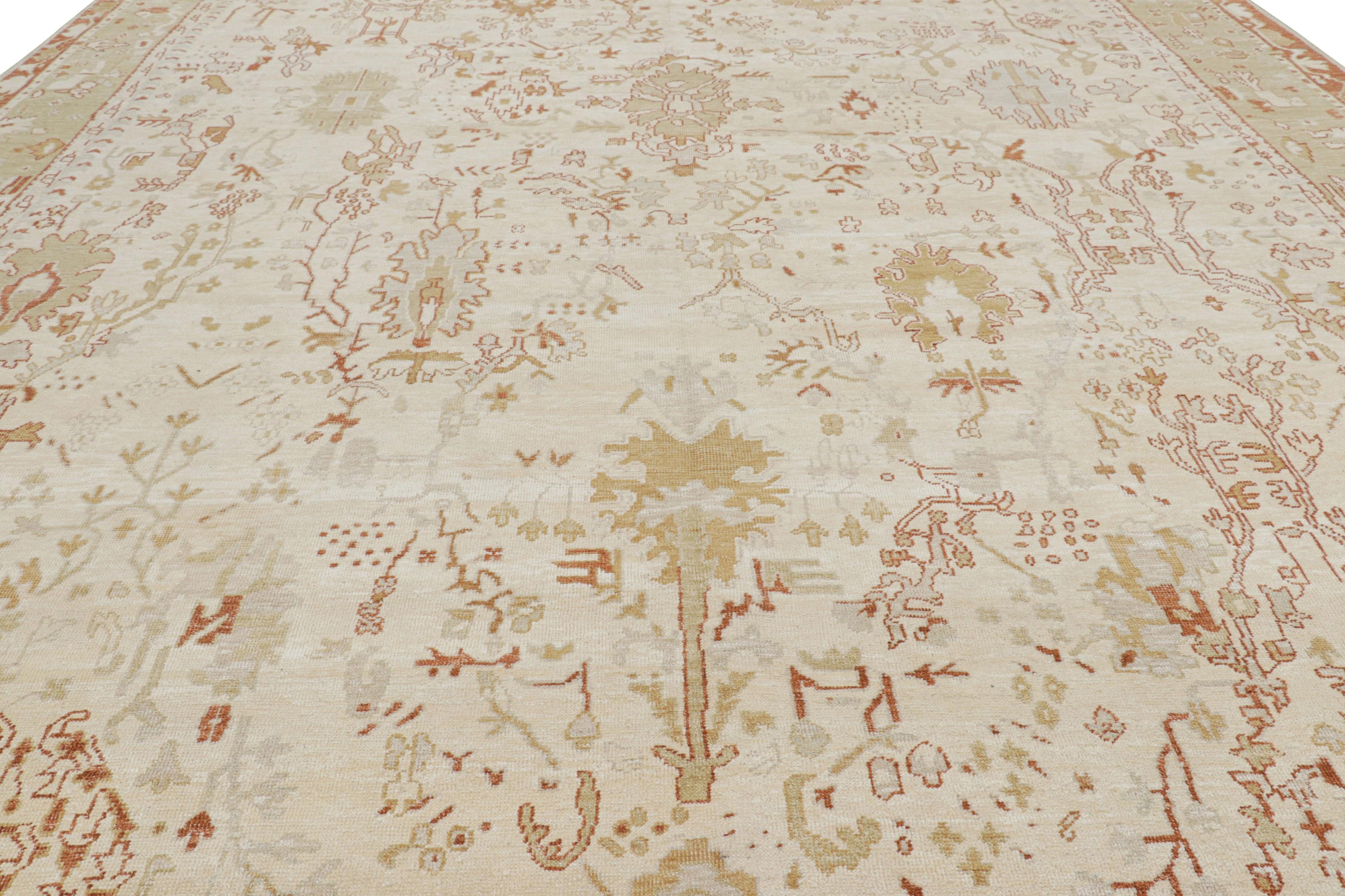 Dieser moderne Teppich im Format 12x16 aus handgeknüpfter Wolle und Seide ist eine kühne Neuinterpretation alter und antiker Oushak-Teppiche in einer der elegantesten neuen Modern Classics Collections von Rug & Kilim.

Über das Design: