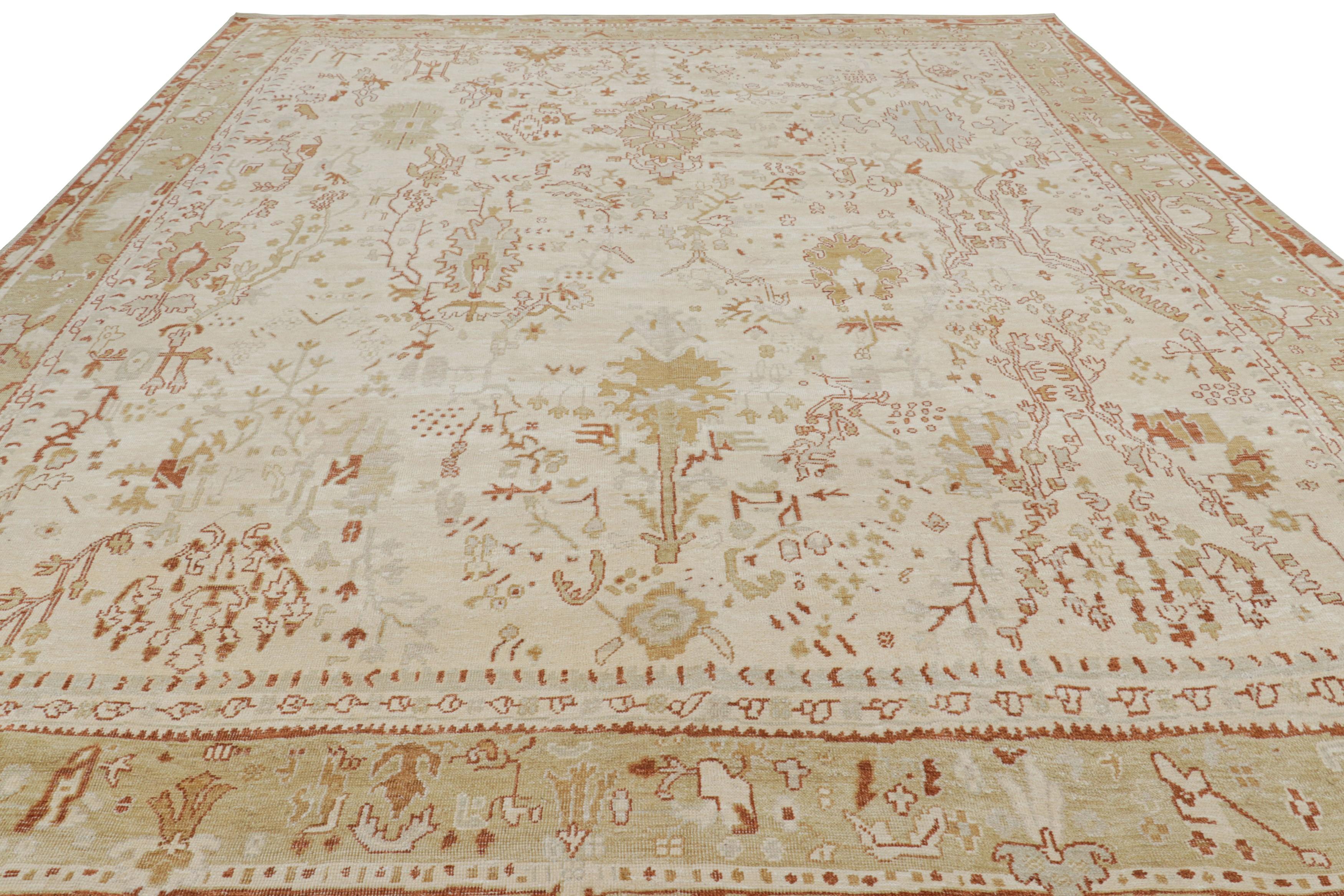 Annodato a mano Rug & Kilim: tappeto oversize in stile Oushak, bianco crema con motivi floreali in vendita