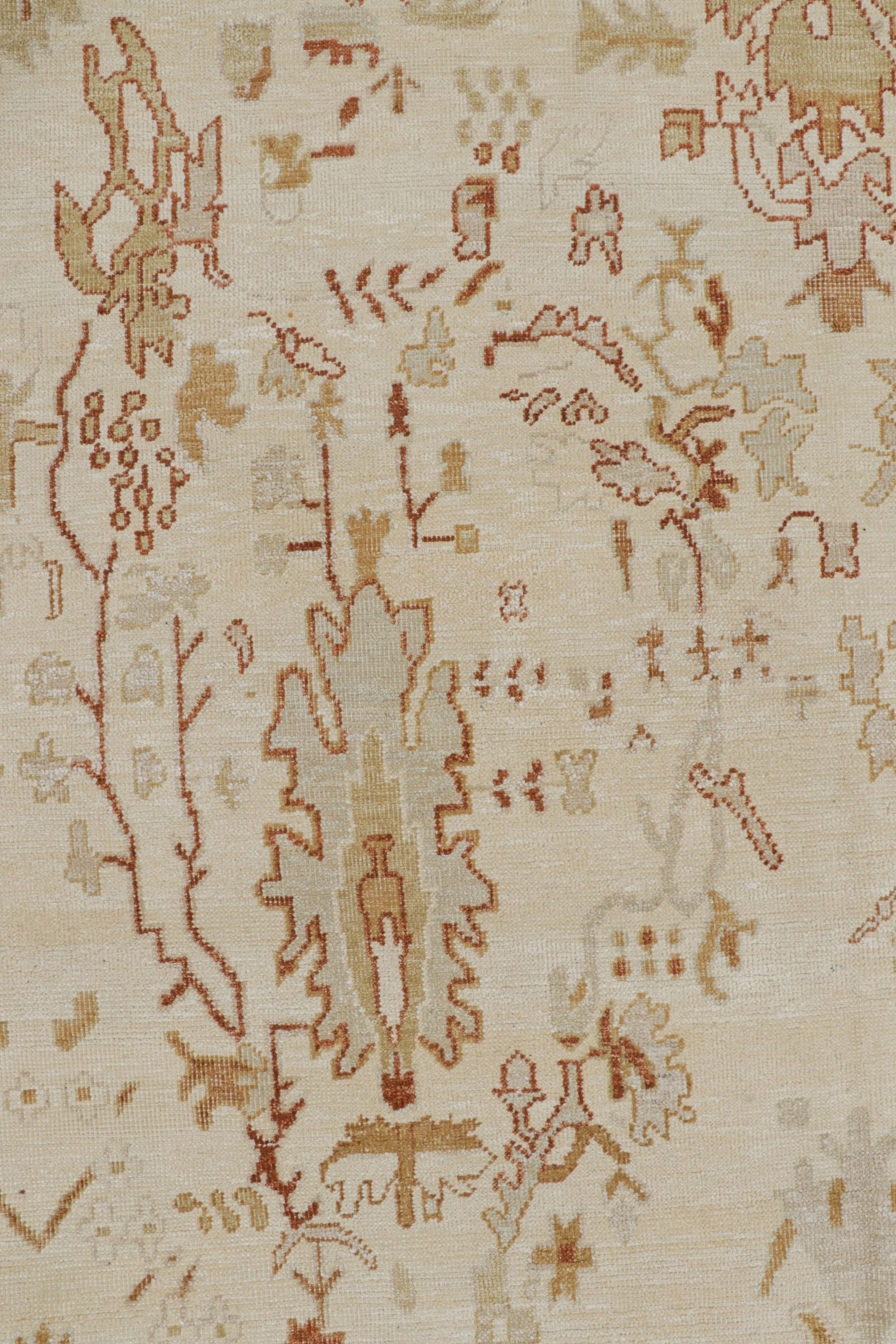 XXI secolo e contemporaneo Rug & Kilim: tappeto oversize in stile Oushak, bianco crema con motivi floreali in vendita