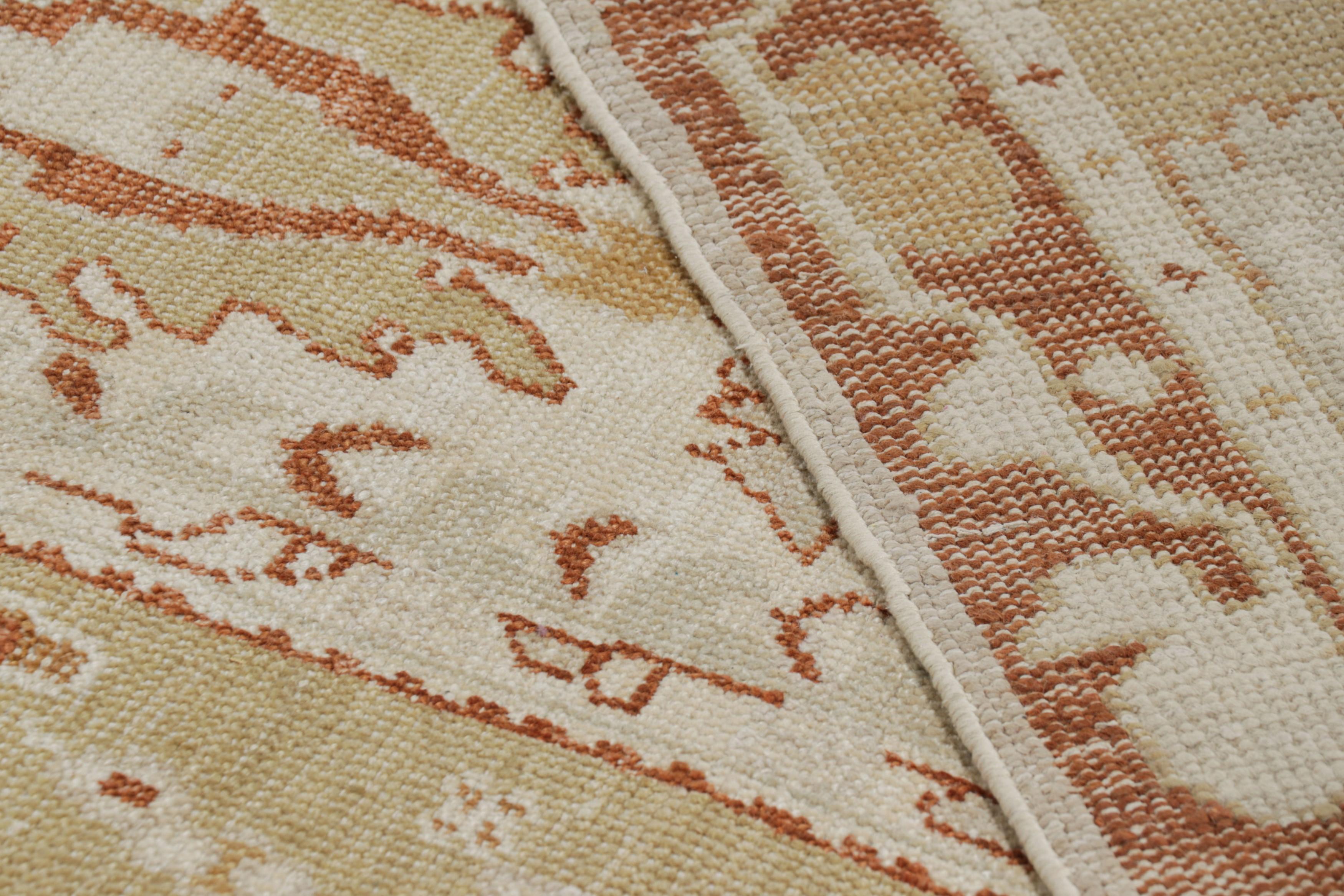 Rug & Kilim's übergroßer Teppich im Oushak-Stil in Cremeweiß mit floralen Mustern (Wolle) im Angebot