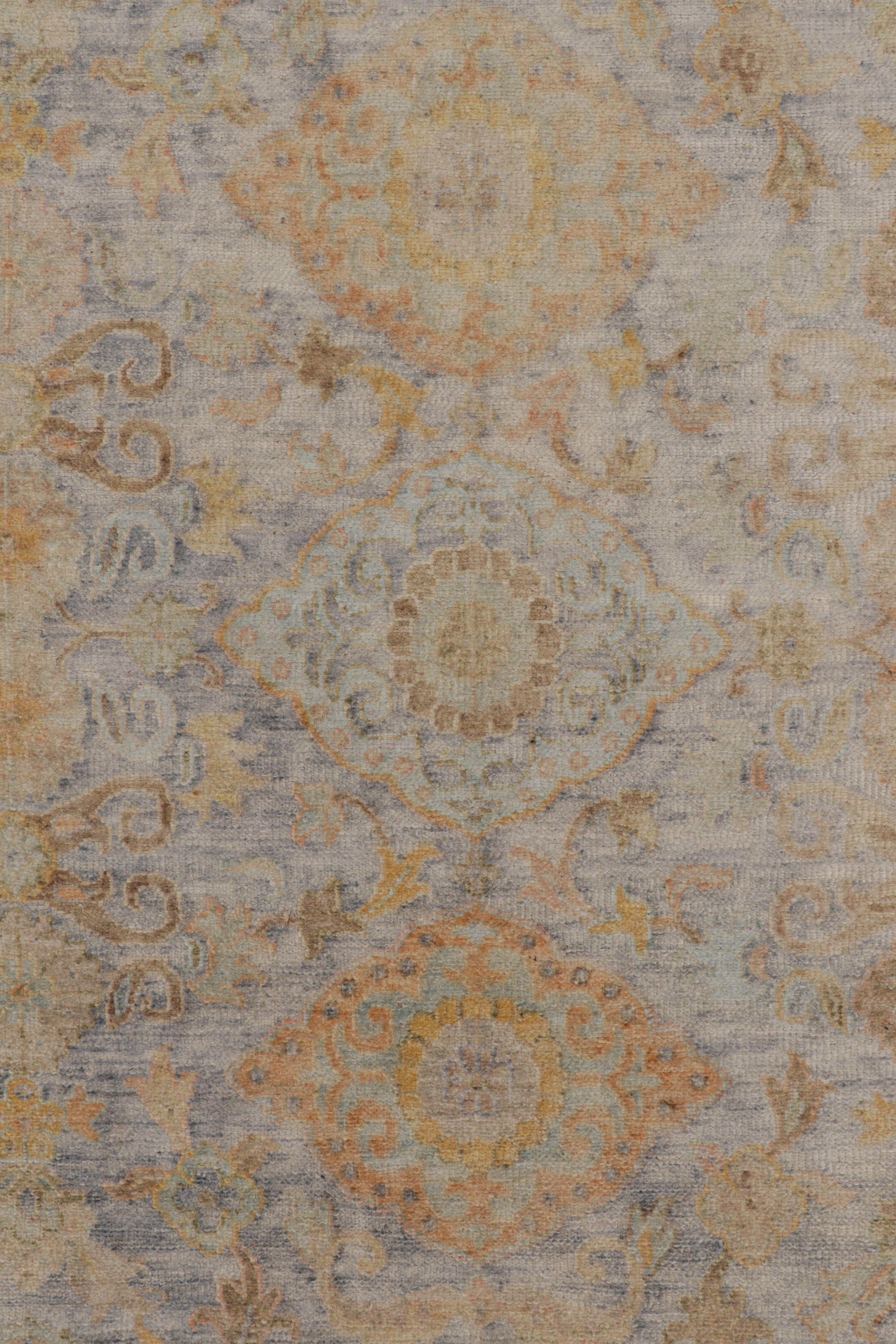 Indiano Rug & Kilim: tappeto oversize in stile Oushak in oro e beige-marrone con motivi floreali in vendita