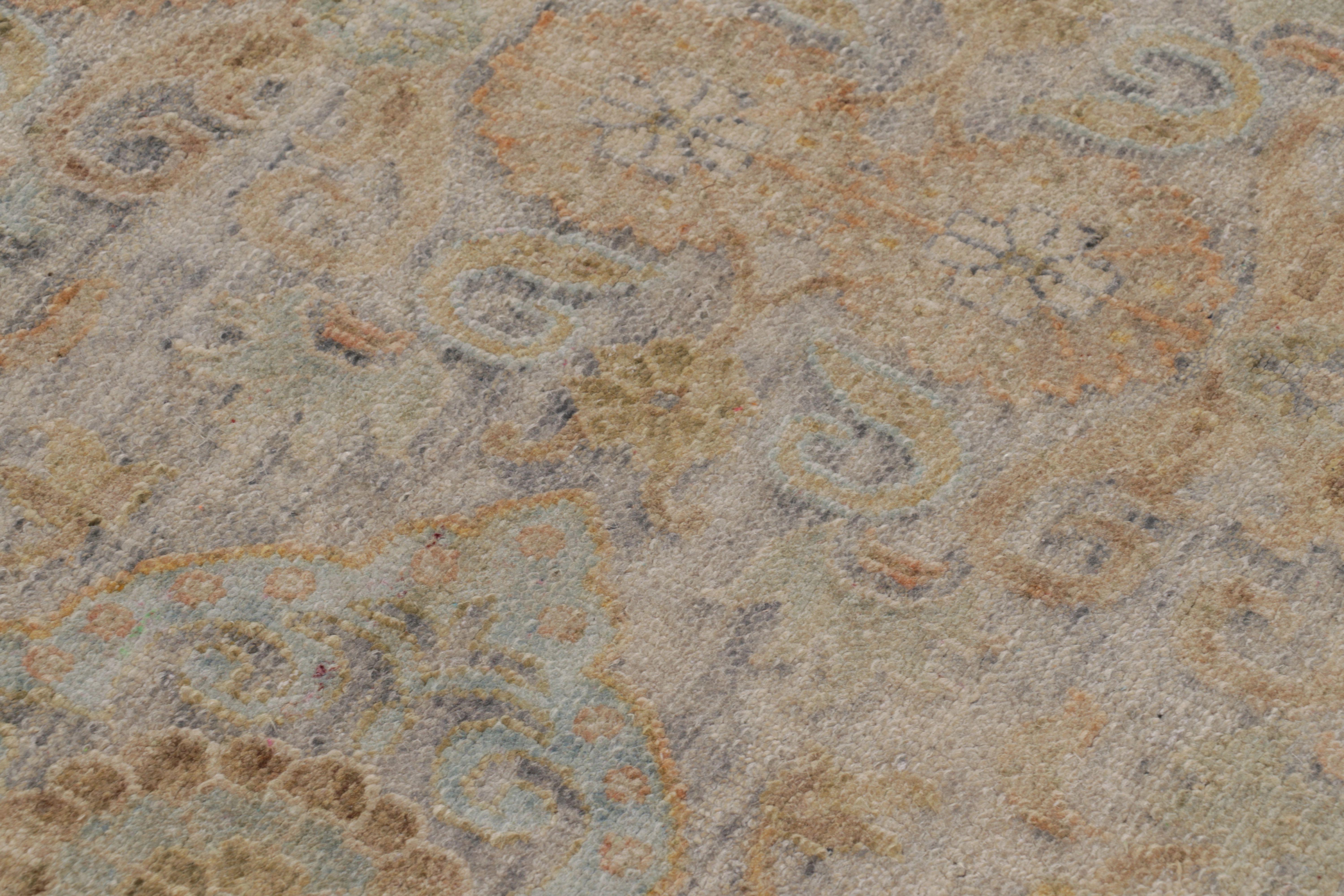 Annodato a mano Rug & Kilim: tappeto oversize in stile Oushak in oro e beige-marrone con motivi floreali in vendita