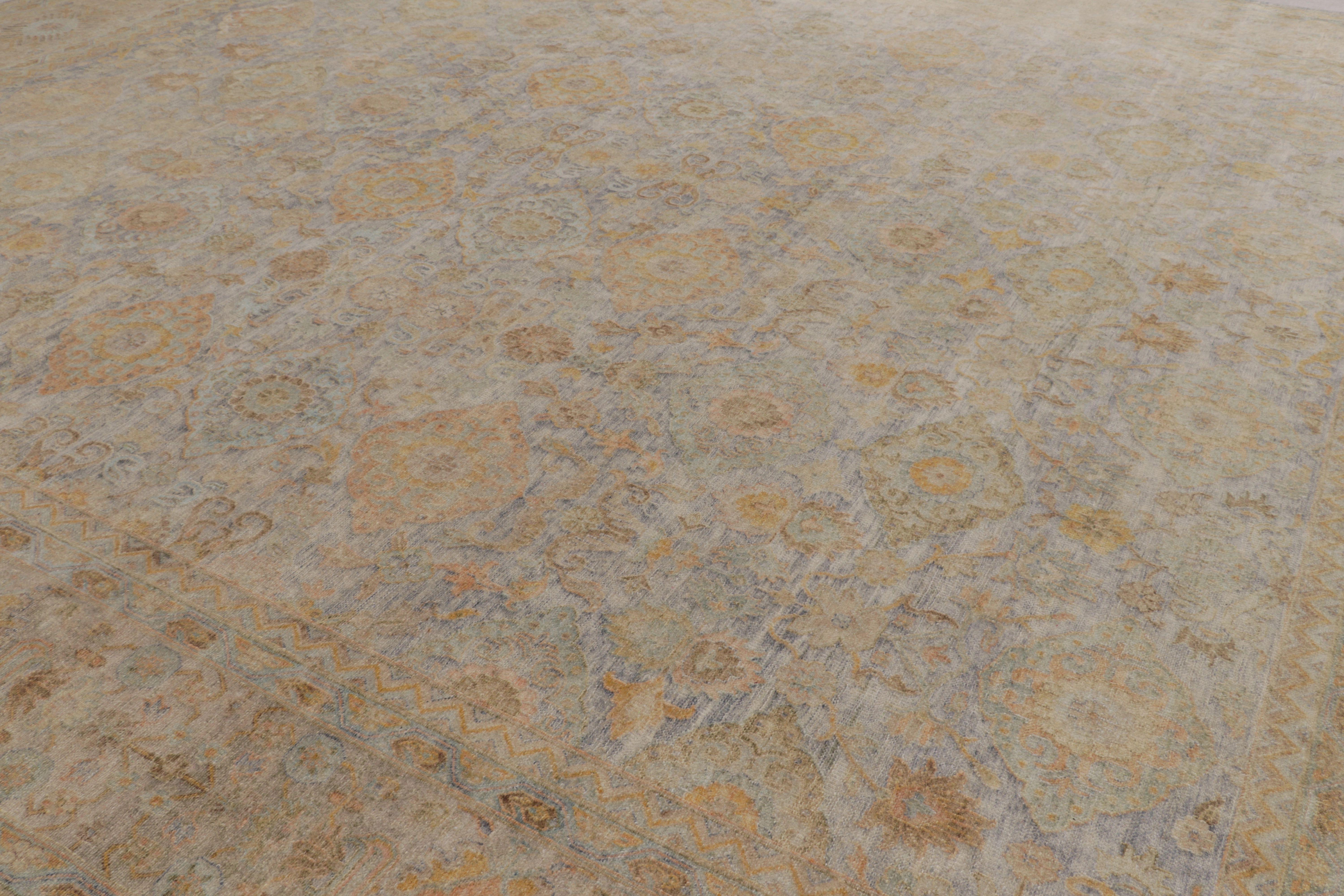 Rug & Kilim: tappeto oversize in stile Oushak in oro e beige-marrone con motivi floreali In condizioni Nuovo in vendita a Long Island City, NY