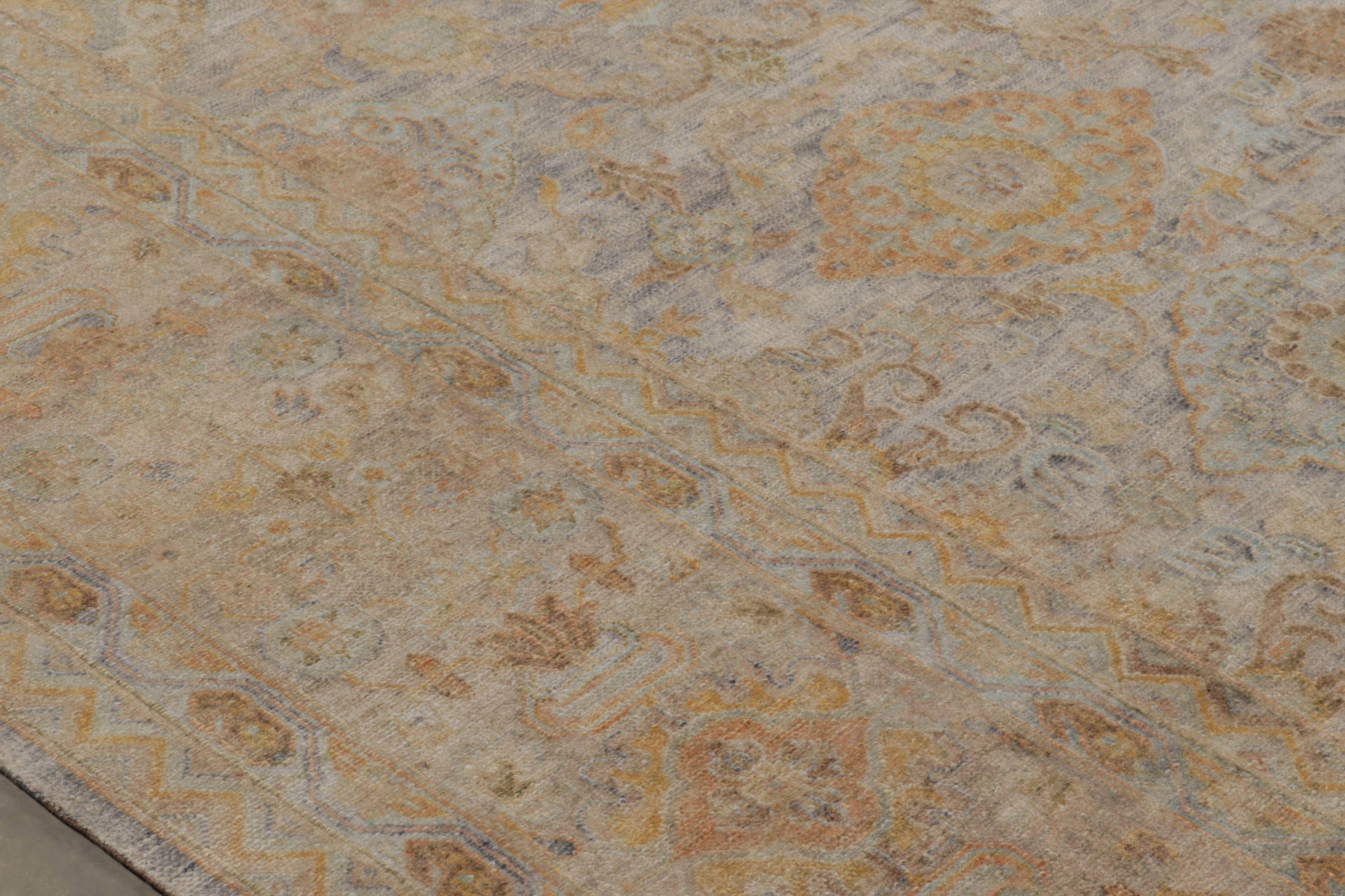 XXI secolo e contemporaneo Rug & Kilim: tappeto oversize in stile Oushak in oro e beige-marrone con motivi floreali in vendita