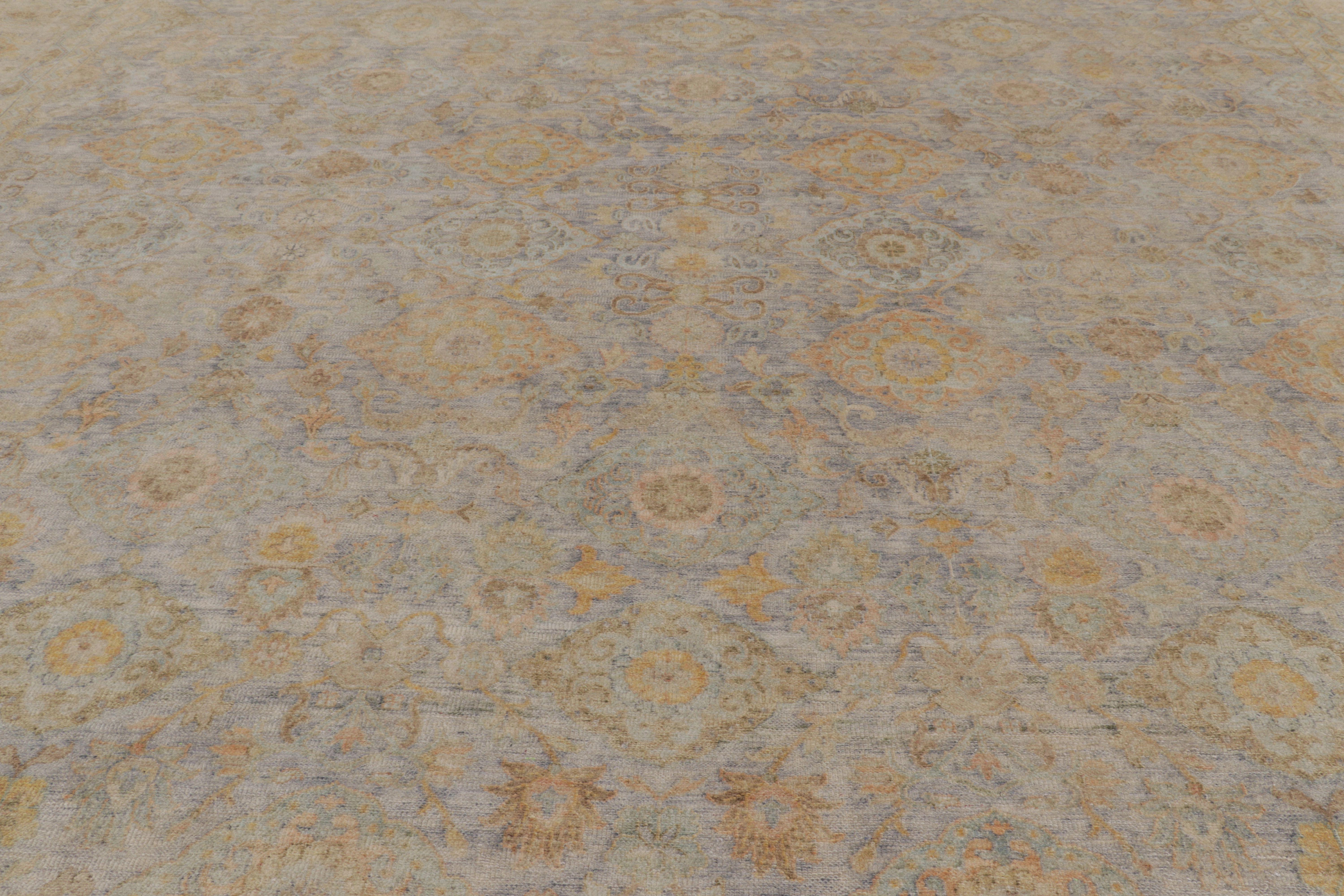 Cotone Rug & Kilim: tappeto oversize in stile Oushak in oro e beige-marrone con motivi floreali in vendita